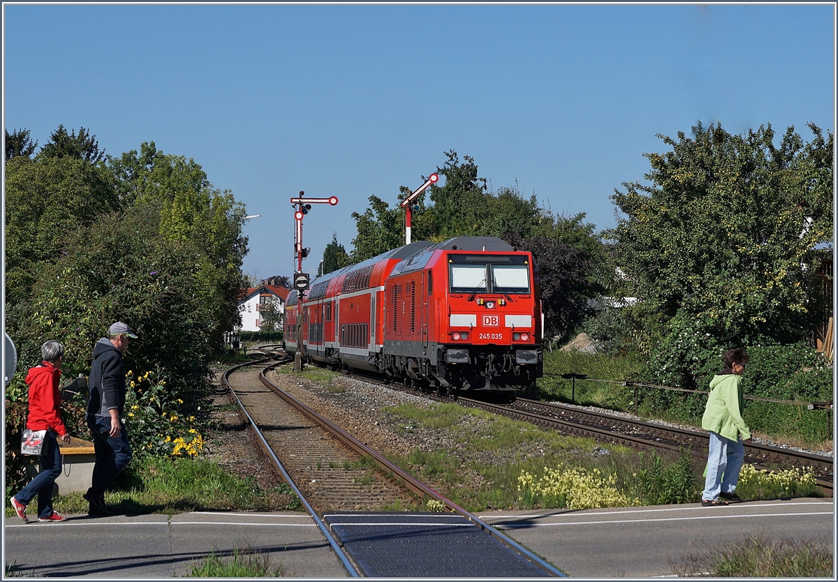 Ich hatte nicht bedacht, dass sich nach der Durchfahrt des Zuges die Barrieren so rasch öffnen, trotzdem konnte die DB 245 035 gerade noch mit ihrem IRE nach Laupheim West ohne störende Elemente bei der Ausfahrt in Nonnenhorn fotografiert werden. 

25. Sept. 2018  