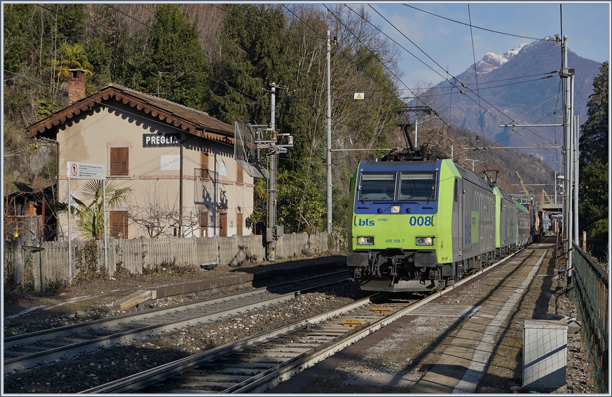 Ich konnte mich nicht entschieden: Soll ich den schönen Gebäudekomlex rechts oder das Diensthaus links ins Bild nehmen?
Wie gut fuhren die beiden BLS Re 485 mit ihrer Rola so langsam über die Spurwechslstelle in Preglia, dass ich beide Varianten fotografieren konnte.
7. Jan. 2017