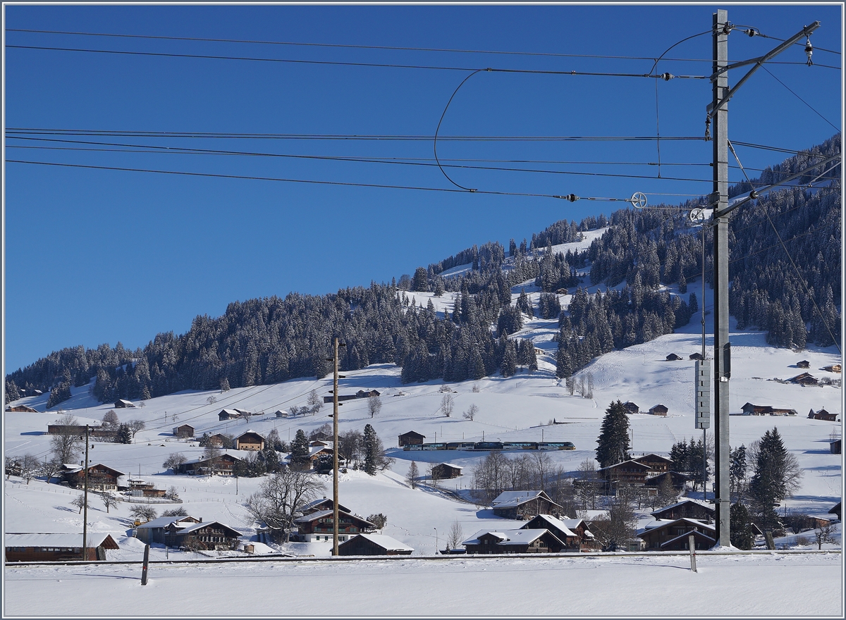 Ich stehe an der Strecke Saanen Gstaad, während weit im Hintergrund sich ein MOB Panoramic Express von Zweisummen Gstaad nähert. 

19. Jan 2017