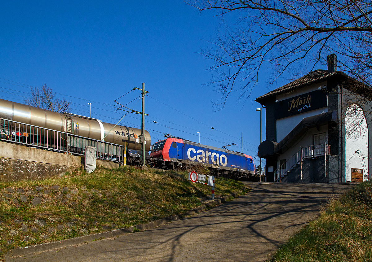 Ich war schon wieder am Parkplatz, als ich sie heran donnern hörte....
Die Re 482 005-6 (91 85 4482 005-6 CH-SBBC) der SBB Cargo AG fährt man 23.03.2022 mit einem Kesselwagenzug durch Betzdorf (Sieg) in Richtung Siegen.