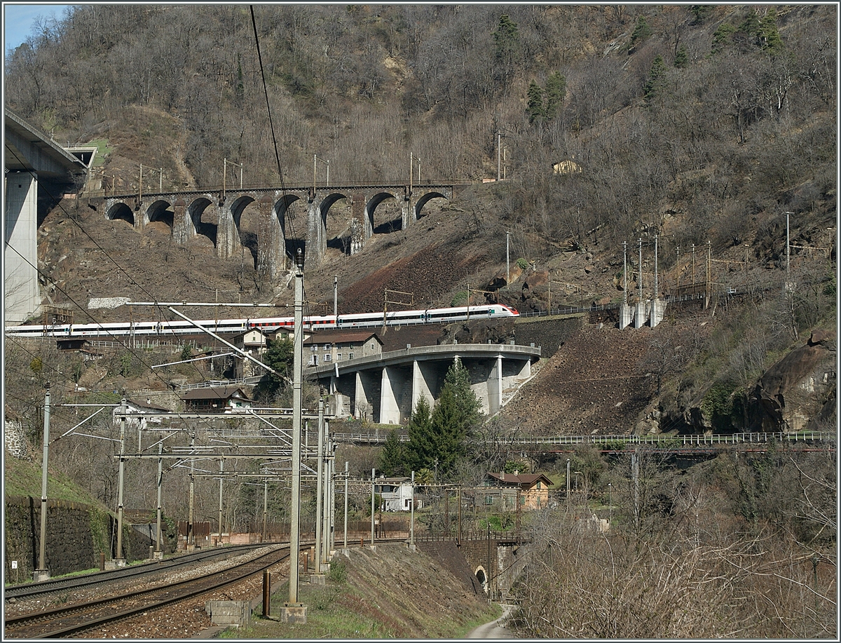 ICN auf der mittlerne Stufe der Biascina, etwa an der selben Stelle wie die SBB Re 4/4 II und Re 6/6 vom vorherigen Bild. 
3. April 2013