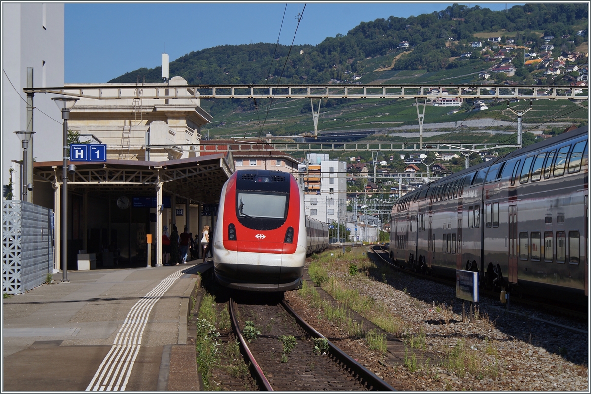 ICN Züge sind kaum auf der Simplon Linie zu sehen, um so erstaunlicher war ich, als ein ICN als IR 90 von Brig nach Genève Aéroport in Vevey hielt.

4. Aug. 2022