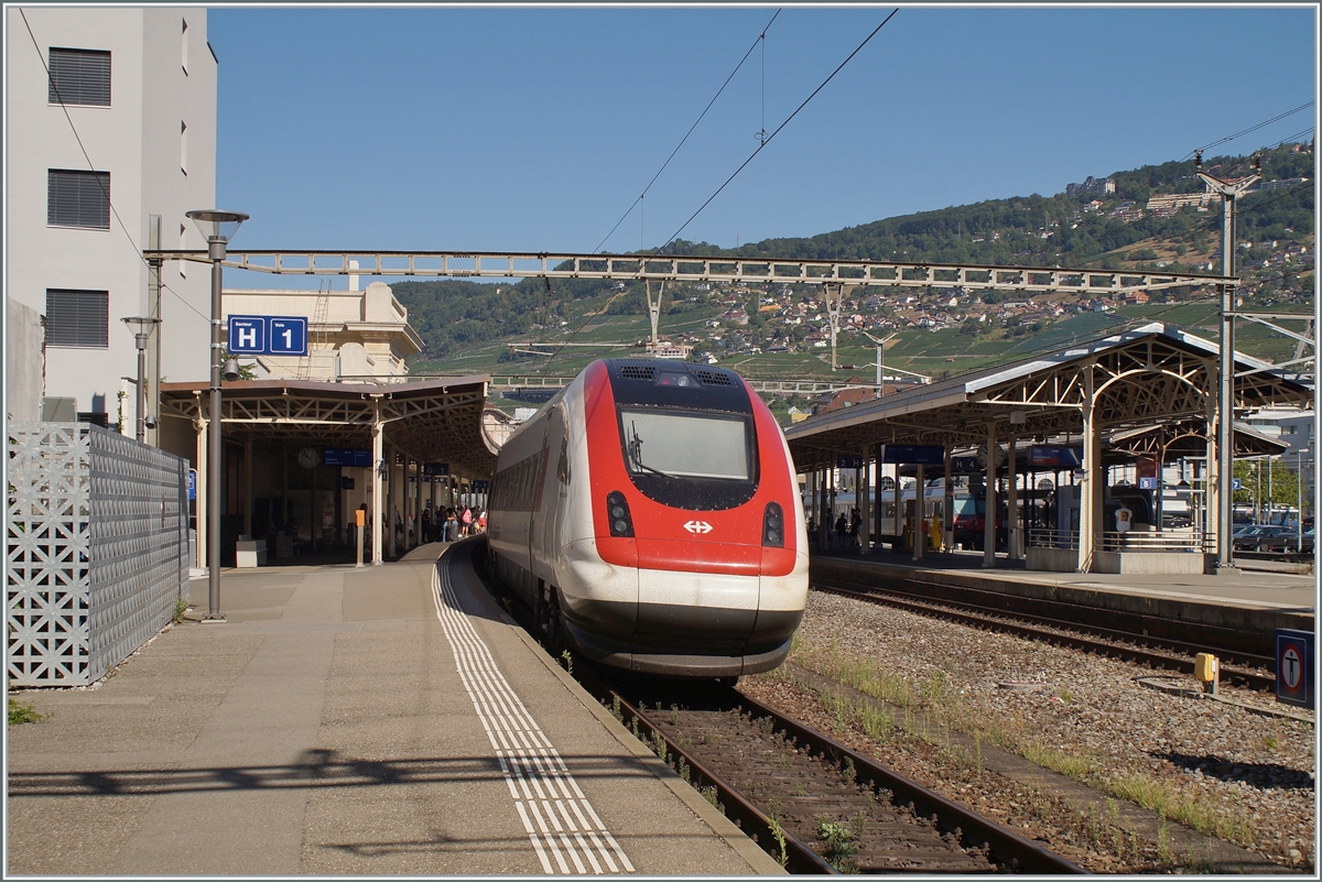 ICN Züge sind kaum auf der Simplon Linie zu sehen, um so erstaunlicher war ich, als ein ICN als IR 90 von Brig nach Genève Aéroport in Vevey ankam. 

4. Aug. 2022