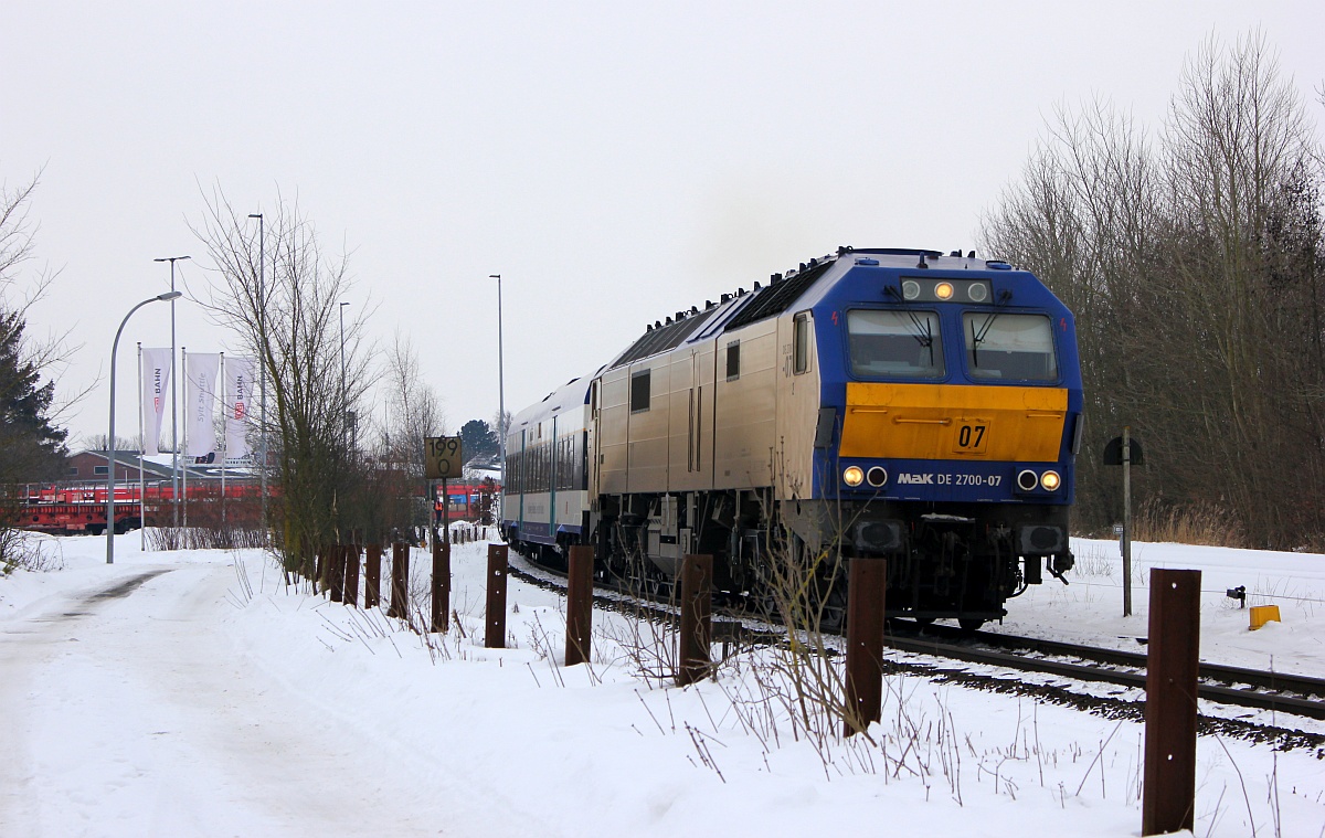 I.E fr die DB die MaK DE2700-07 mit nem RE6 nach Westerland, Ausfahrt Niebll 05.03.2018