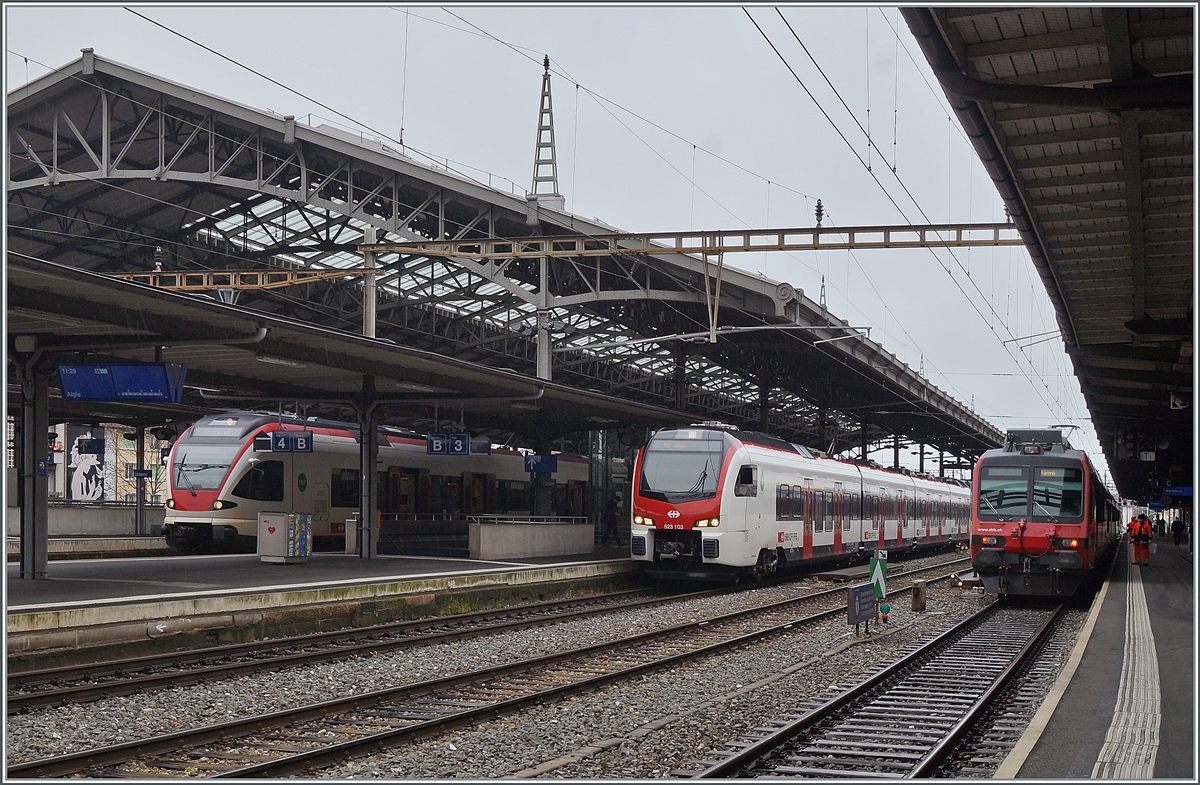 ie neuen Flirt 3 RABe 523.1 in der Region Lausanne dienen in erster Linie zur Ausweitung des Angebots der RER VAUD, werden aber wohl längerfristig die noch zahlreich bei der RER VAUD eingesetzten Domino Züge ersetzen. Im Bahnhof von Lausanne zeigen sich ein  alter  Flirt RABe 523, in der Bildmitte die beiden RABe 523 103 (UIC 94 85 4 523 103-7 CH-SBB) und RABe 523 104 (UIC 9485 4 523 104-1 CH-SBB) als S 5 nach Aigle und auf Gleis 1 ein angekommener RBDe 560  Domino .

10. Februar 2021