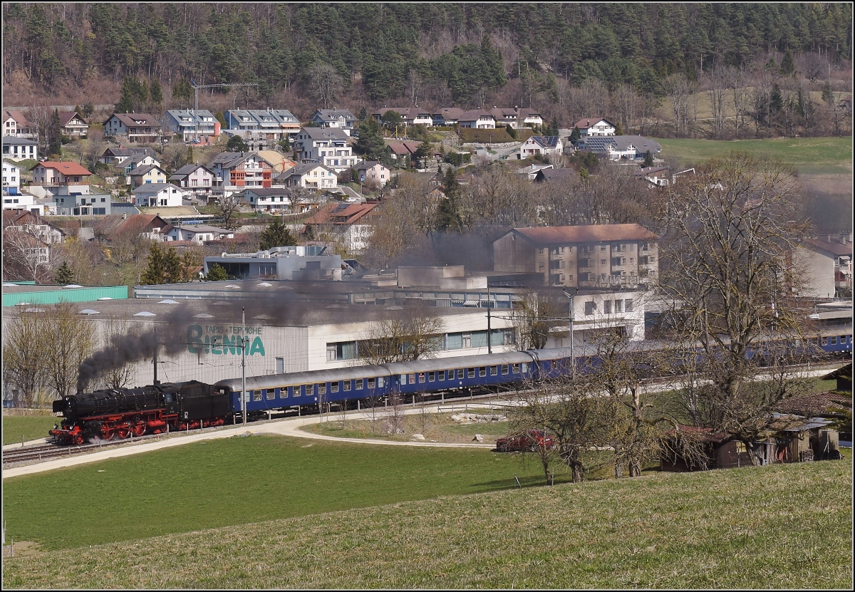 IGE-Abschiedsfahrt vom  Blauen Fernschnellzug . 

01 202 verlässt Sanceboz-Sombeval auf dem Weg zum Col Pierre Pertuis. März 2019.