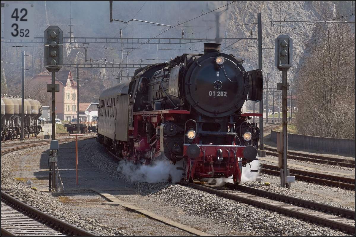 IGE-Abschiedsfahrt vom  Blauen Fernschnellzug . 

01 202 bei der Durchfahrt von Reuchenette-Péry. März 2019.