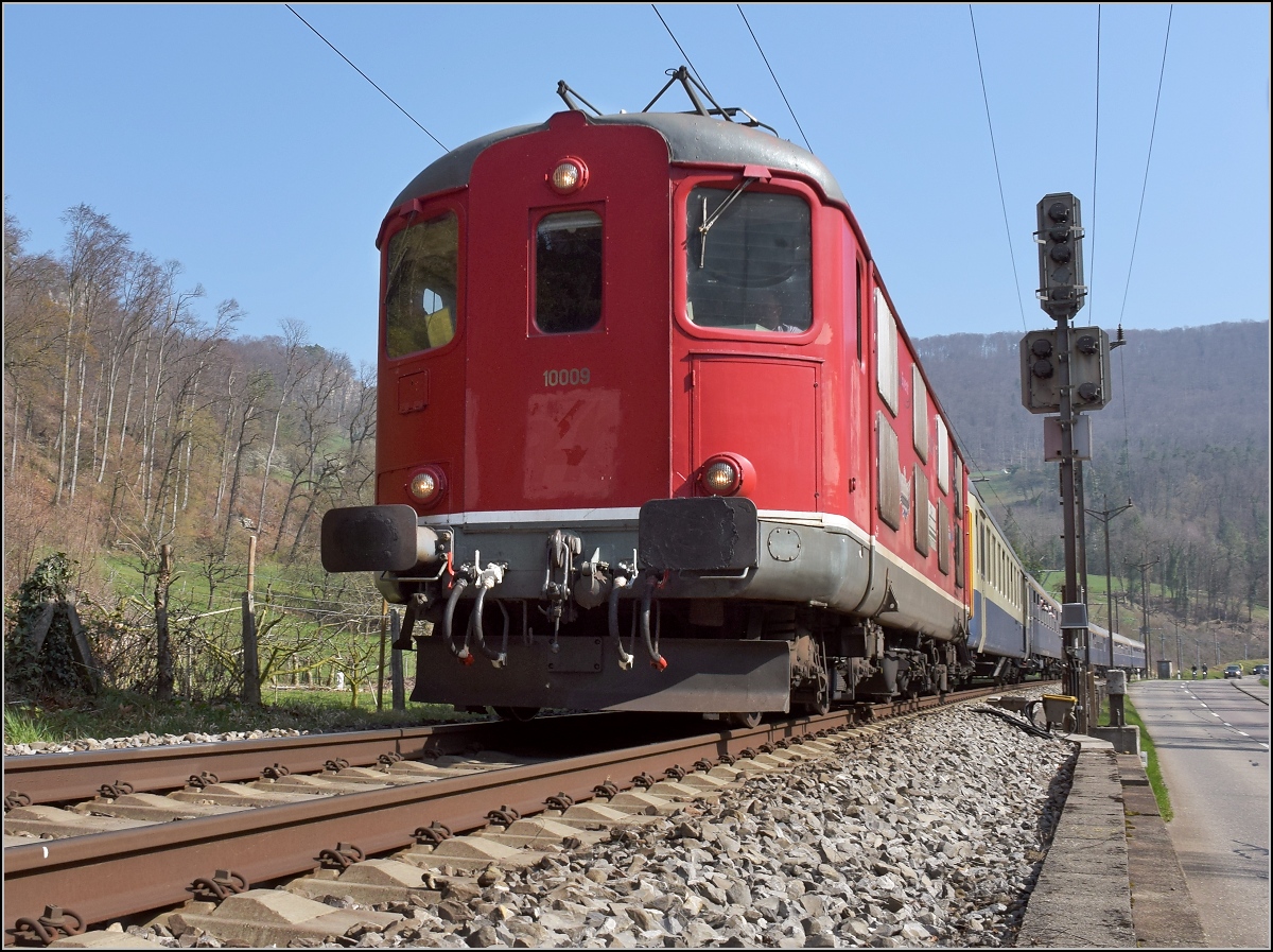 IGE-Abschiedsfahrt vom  Blauen Fernschnellzug . 

Der Schnellzug kurz vor dem Angensteintunnel, da ich in Delsberg überrascht feststellte, nicht die Lok wendete Richtung Basel, sondern der Zug, kam nur die Südseite in Frage. Re 4/4 I 10009 fuhr voraus. Aesch, März 2019.