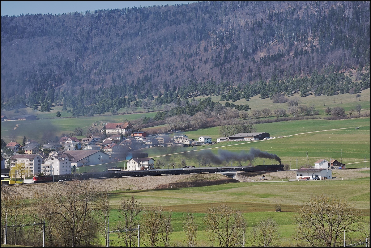 IGE-Abschiedsfahrt vom  Blauen Fernschnellzug . 

In der Steigung zum Col Pierre Pertuis mit 01 202 und Re 4/4 I 10009 bei Corgémont. März 2019.