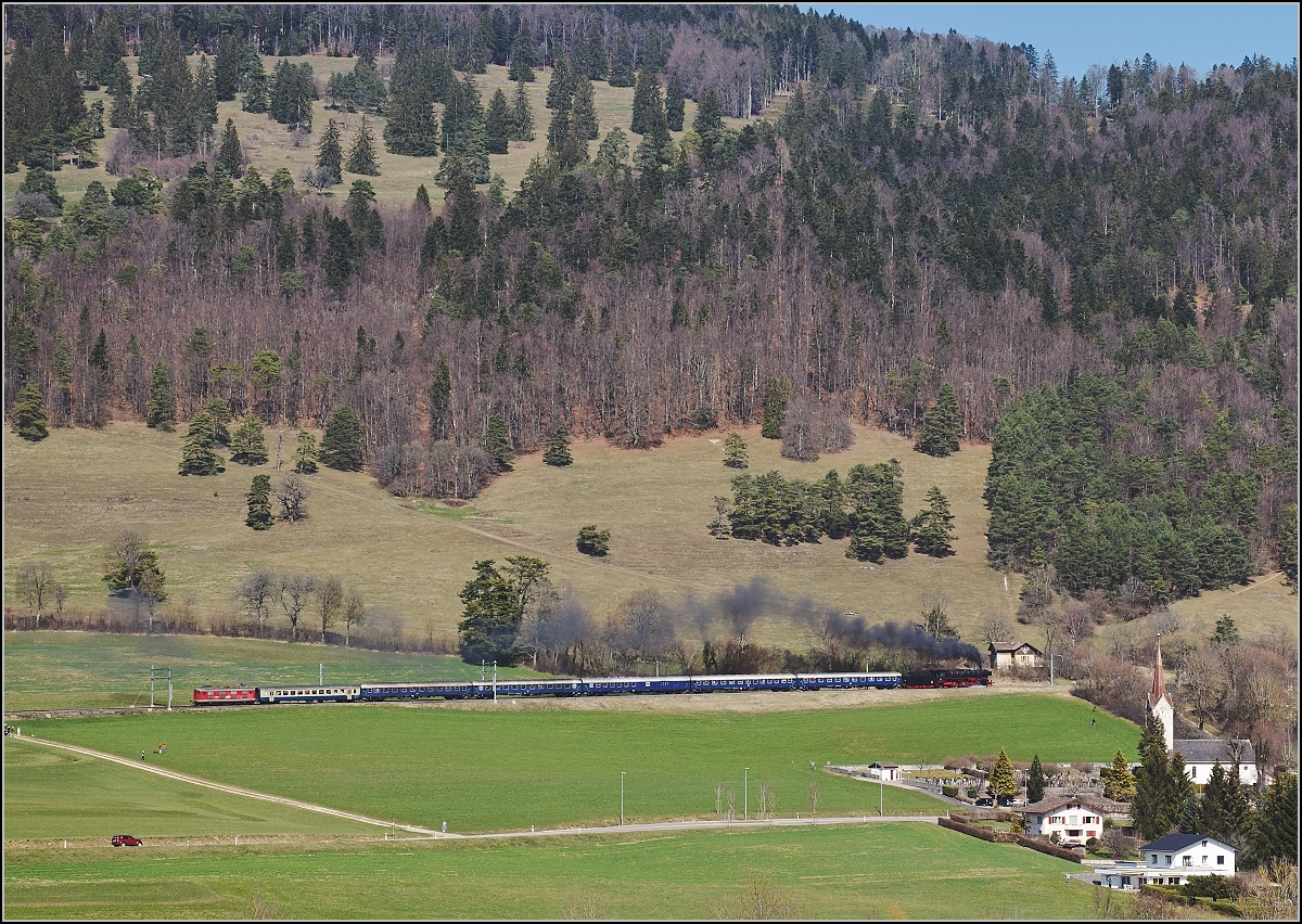IGE-Abschiedsfahrt vom  Blauen Fernschnellzug . 

Oberhalb von Sanceboz-Sombeval arbeitet 01 202 mächtig um den Zug in Richtung des Tunnels des Col Pierre Pertuis zu ziehen. März 2019.