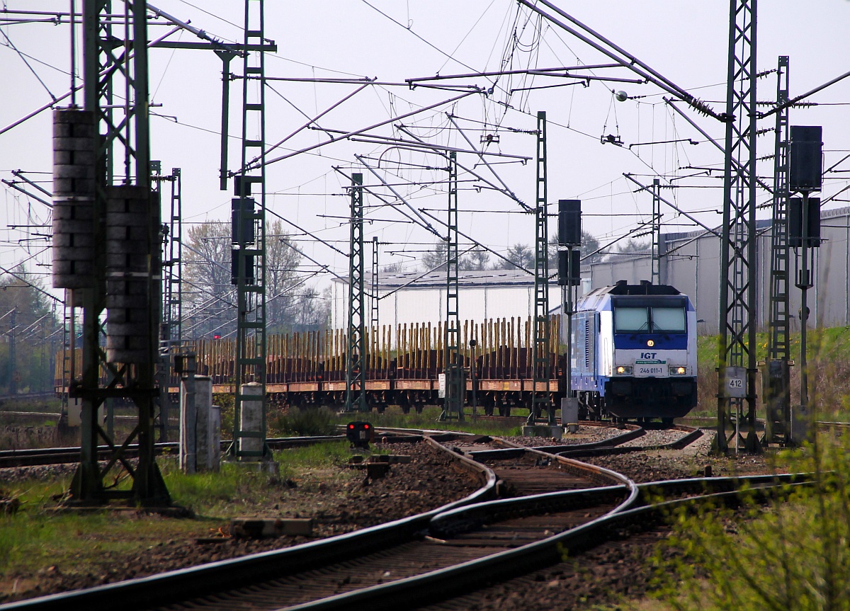 IGT 246 011-1 mit einem Ganzzug  Laas  abgestellt in Flensburg-Weiche. 17.04.2014