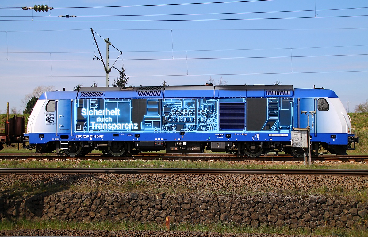 IGT 246 011-1 mit relativ neuer schicker Werbung....Flensburg-Weiche/Altholzkrug. 17.04.2014