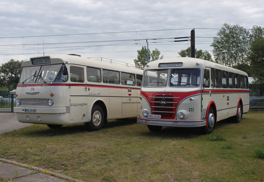 Ikarus 66 und der Kraftomnibus 233 waren vor dem Depot 12 in Rostock-Marienehe abgestellt.08.06.2019