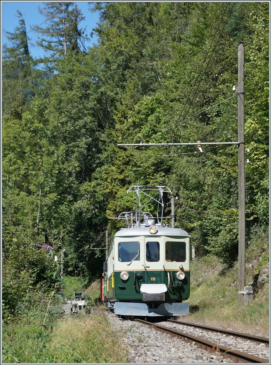  Il était une fois... les années 40 / Es war einmal: die 40er Jahre  - Der GFM Historique Ce 4/4 131 (Baujahr 1943) befindet sich auf der Fahrt von Blonay nach Chaulin kurz vor Chamby. 

9. Sept. 2022