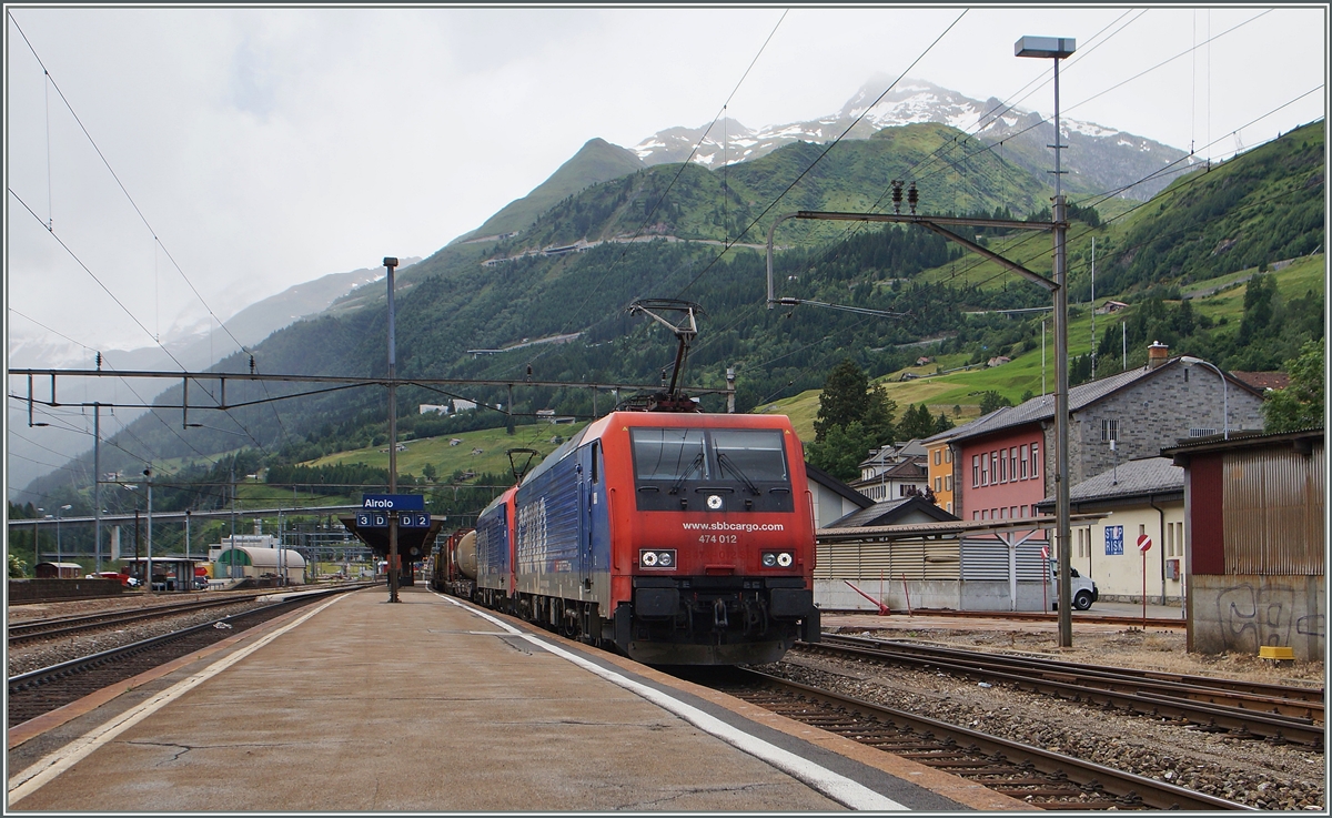  Il San Gottardo  heisst hier in Airolo das wolkenverhangene Gebirge im Hintergrund, welches die beiden Re 474 012 und 013 gerade durch den Gotthardtunnel unterfahren haben.
23. Juni 2015