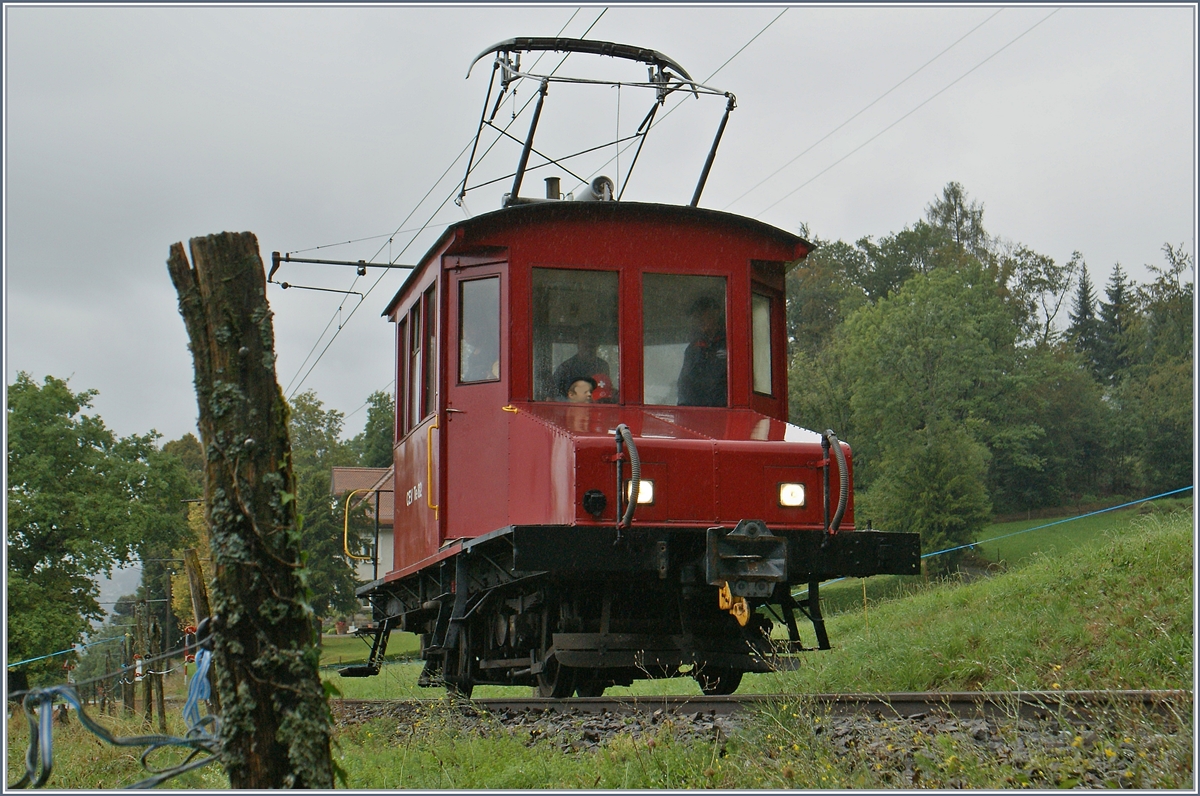  Il y a 50 ans... Le Blonay-Chamby  (50 Jahre Blonay Chamby Museumsbahn) - dazu gab es eine passende Fahrzeugparade mit Rollmaterial der Region: Als ich in Blonay arbeitet, hatte ich Mühe, mit dem Te 82 zwei Güterwagen über die ansteigende Strecke Richtung Chamby an den Güterschuppen zu rangieren, doch der CEV Te 82 in Alleinfahrt schafft die grosser Reise von Blonay nach Chamby in Alleinfahrt problemlos. 
Bei Chaulin, den 17. Sept. 2016