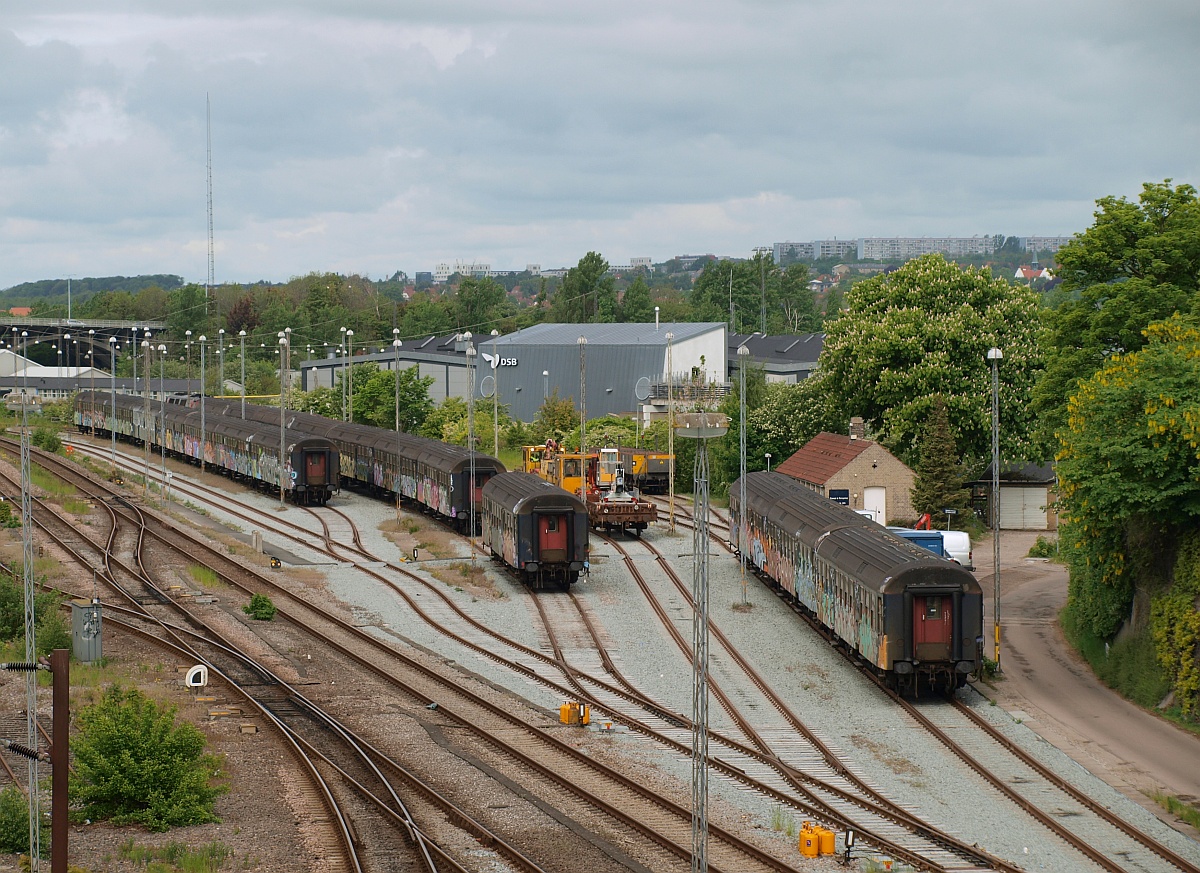 Im 2.Quartal 2011 wurden viele der abgestellten Personenwagen der DSB von kleineren Bahnhöfen/Abstellanlagen zusammen gesammelt und wie hier in Aarhus  zwischen geparkt , diese Aufnahme ist vom Vormittag des 16.05.2011 am Nachmittag des gleichen Tages verschwand die ansatzweise zu erkennende MZ 1401 mit 24 dieser Wagen Richtung Fredericia zur Verschrottung. Aarhus im Mai 2011(üaVinG)