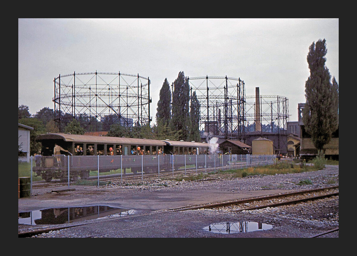 Im alten Berner Gaswerk, der Abschiedszug mit der Dampflok. Die Gerüste der Gaskessel warten schon auf ihren Abbruch, die Gaskuppeln darin werden zu einem Jugend- und Kulturzentrum. 31.August 1968 
