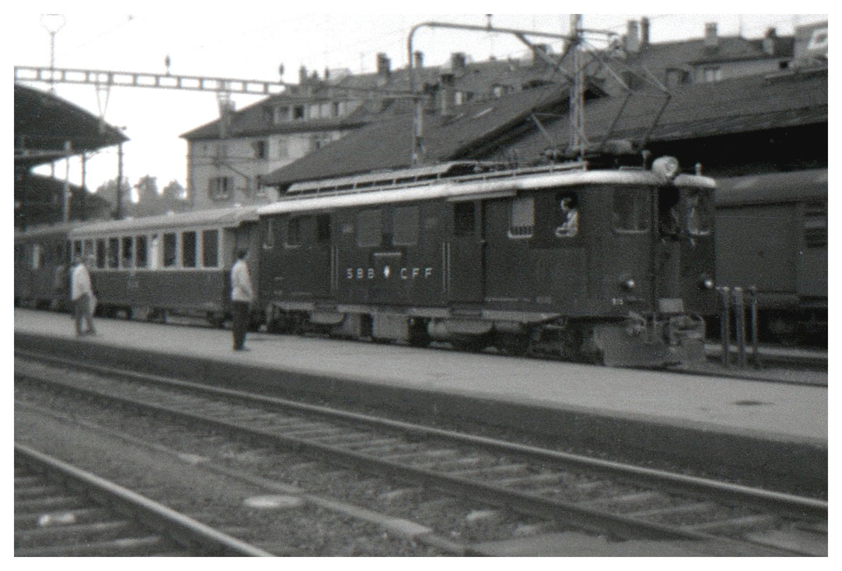 Im Anschluss an Armins Bild vom BOB-Wagen 209 auf der Brohltalbahn hier noch zwei ganz alte Aufnahmen aus dem Jahre 1963 dieses Wagens im Bahnhof Luzern. Die durchgehenden Wagen Luzern - Grindelwald / Lauterbrunnen waren SBB-Mitteleinstiegswagen; BOB-Personenwagen gelangten normalerweise nicht auf die Brünig-Bahn. Ob die 209 mit einer Reisegruppe hierher kam weiss ich leider nicht. Brünigbahn Triebwagen 915 hat sich vor den Zug gesetzt.   