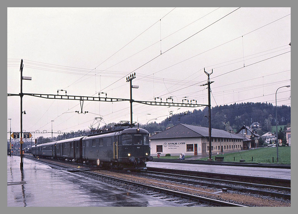 Im Anschluss an die schönen Bilder von Stefan, und angesichts seines Dienstjubiläums, hier noch ein paar Bilder der heute teilweise stillgelegten Strecke Lyss - Büren an der Aare - Solothurn. Ich erinnere mich noch daran, dass ab und zu Schnellzüge Basel - Bern über Solothurn - Lyss umgeleitet wurden. Im Bild ein typischer Zug nur mit Wagen 2.Klasse aus Solothurn in Lyss, hinter Lok Re 4/4 I 10046. 6.April 1994 