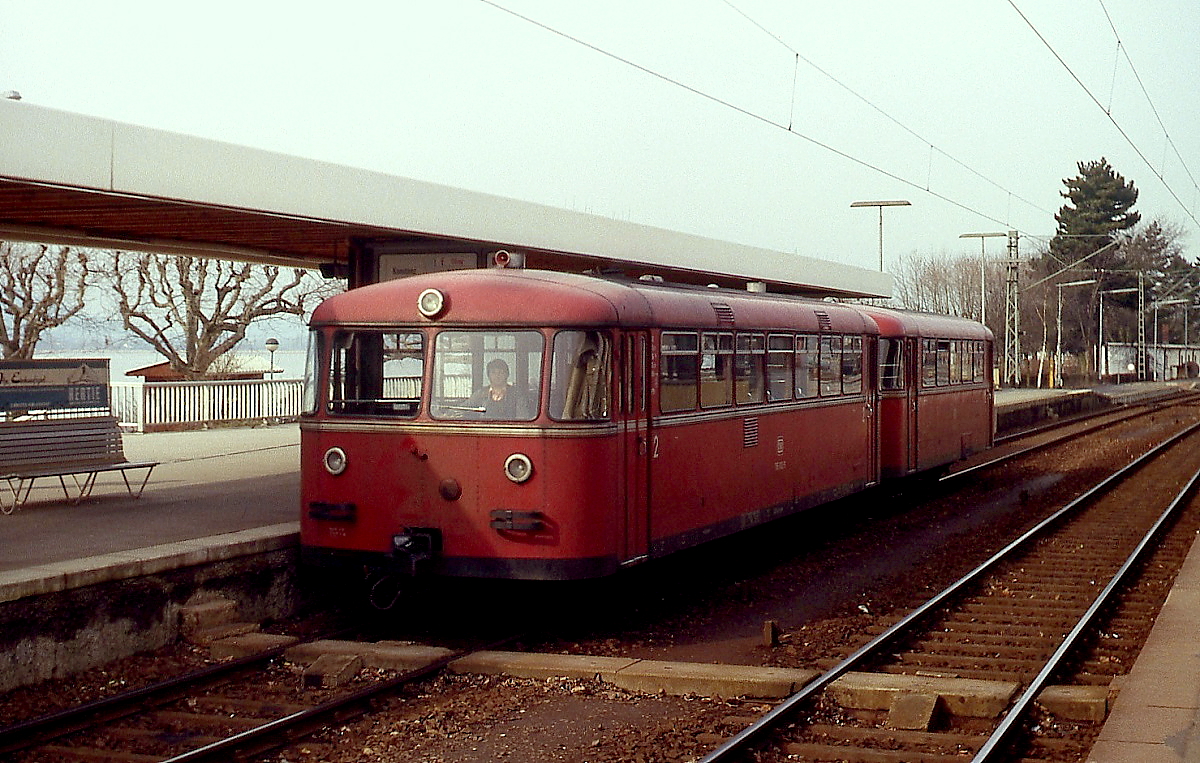 Im April 1979 steht eine 795/995-Garnitur in Radolfzell als Eilzug nach Konstanz bereit.