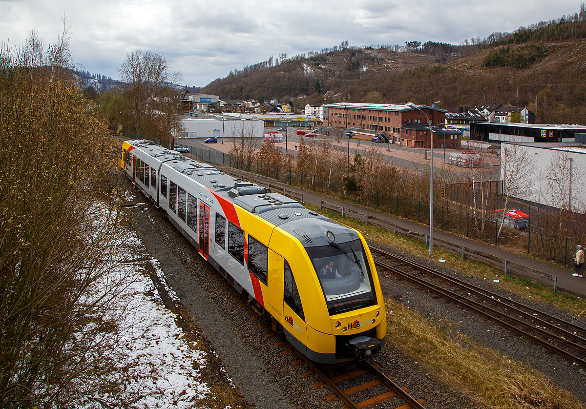 Im April noch ein Hauch von Winter....
Der VT 505 (95 80 1648 105-2 D-HEB / 95 80 1648 605-1 D-HEB) der HLB (Hessische Landesbahn GmbH), ein Alstom Coradia LINT 41 der neuen Generation, verlässt am 03.04.2022, als RB 96  Hellertalbahn  (Betzdorf - Herdorf - Neunkirchen - Haiger - Dillenburg), den Bahnhof Herdorf und fährt weitern Richtung Dillenburg.

Nochmals einen lieben Gruß an den netten Tfr zurück, der mich hier mit Handzeichen freundlich grüßte.
