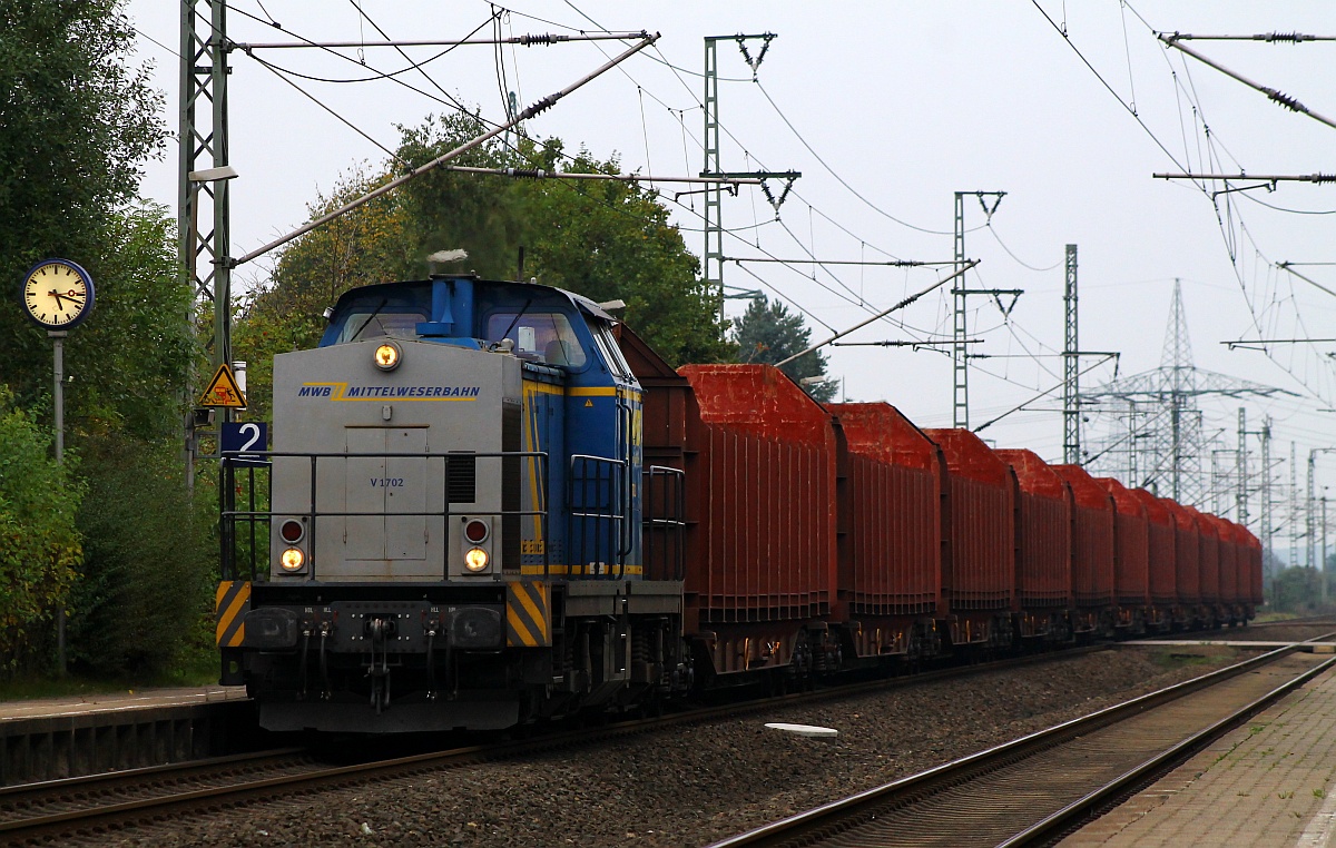 Im Auftrag der Rennsteigbahn unterwegs kommt hier die MWB V 1702 oder 1 203 103-7 mit 12 Sps Wagen im Zielbahnhof Jübek als DGS 69290(AEL-AJ)zwecks Holzverladung an. Jübek 29.09.2014