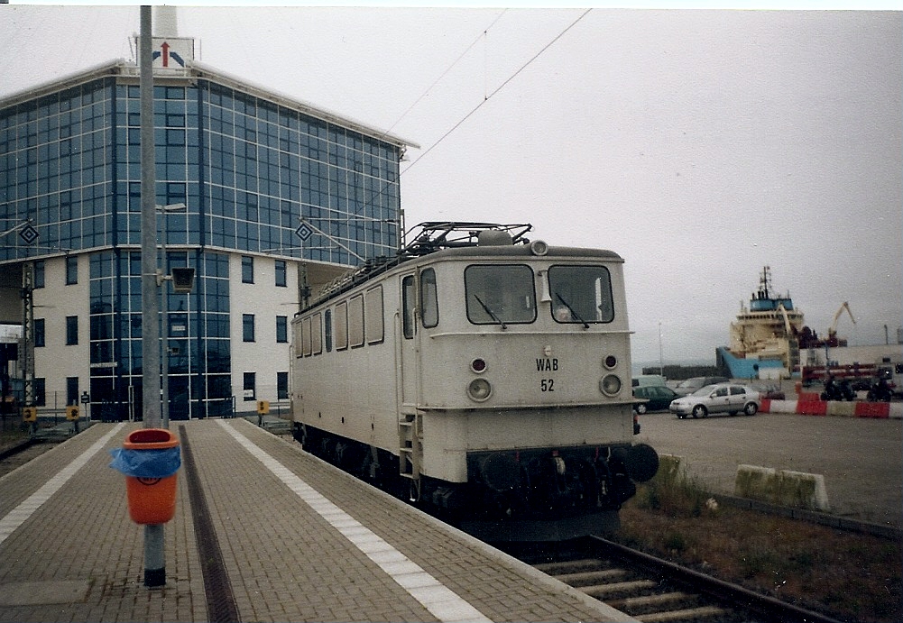 Im August 2004 zählte die frühre 142 134 noch Bestand von der WAB.Hier stand die Lok in Mukran.