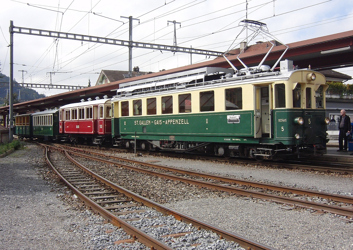Im Bahnhof Appenzell steht ein historischer Sonderzug mit dem 1931 gebauten Triebwagen vom Typ BCFeh 4/4 der ehemaligen SGA (St. Gallen-Gais-Appenzell Bahn). Standpunkt der Aufnahme war hinter dem Velostnder und auerhalb des eingezunten Gleisbereichs (21.09.2013).