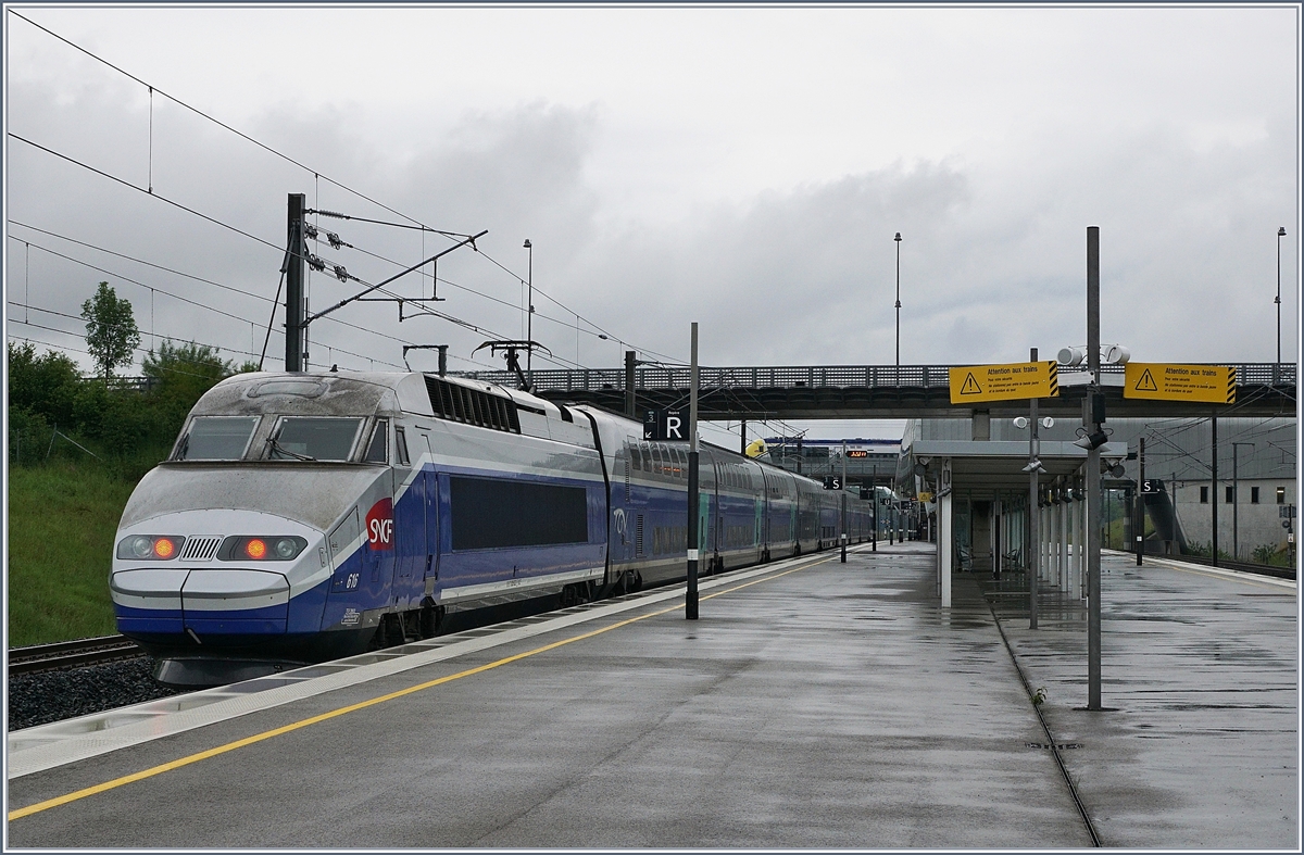 Im Bahnhof von Belfort-Montb�liard TGV wartet der TGV 6701 auf die Weiterfahrt nach Mulhouse. 

28. Mai 2019