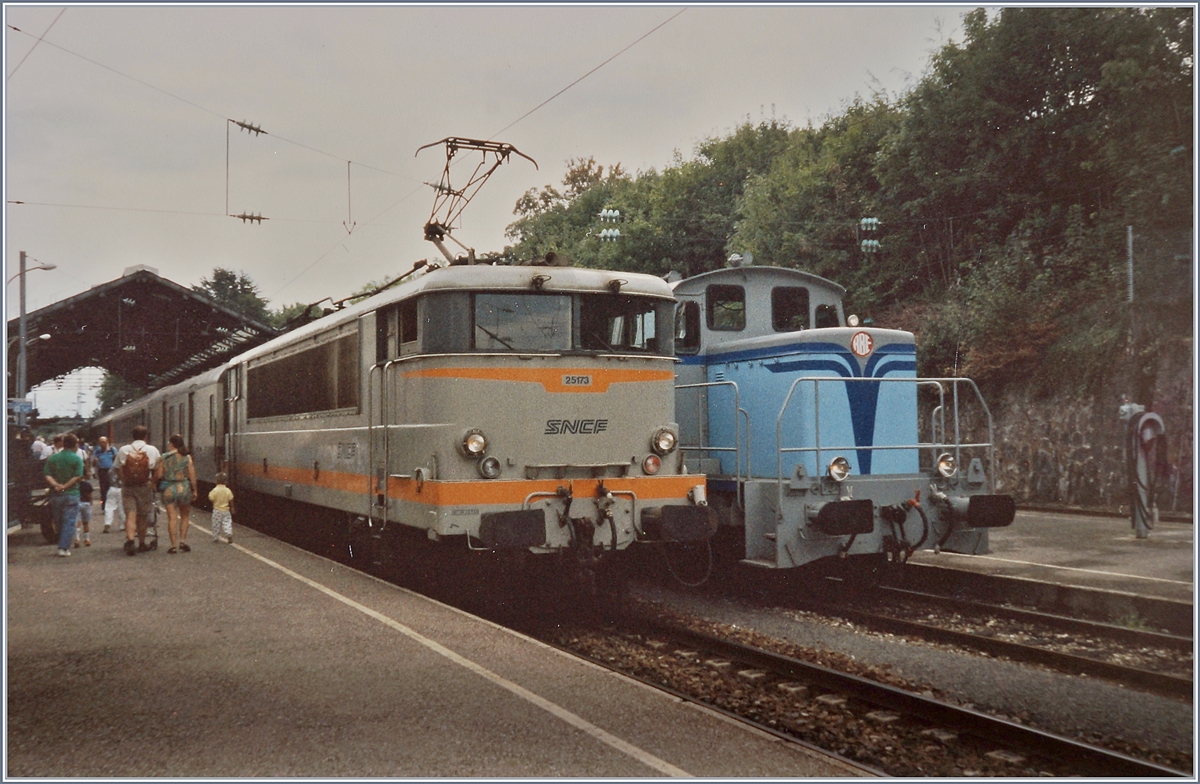 Im Bahnhof von Evian, neben der SNCF BB 25173 mit ihrem Zug nach Bellegarde /Ain) steht etwas verdeckt die Rive Bleue Express RBE BB 71010 welche von Bouveret gekommen ist. 

August 1988
