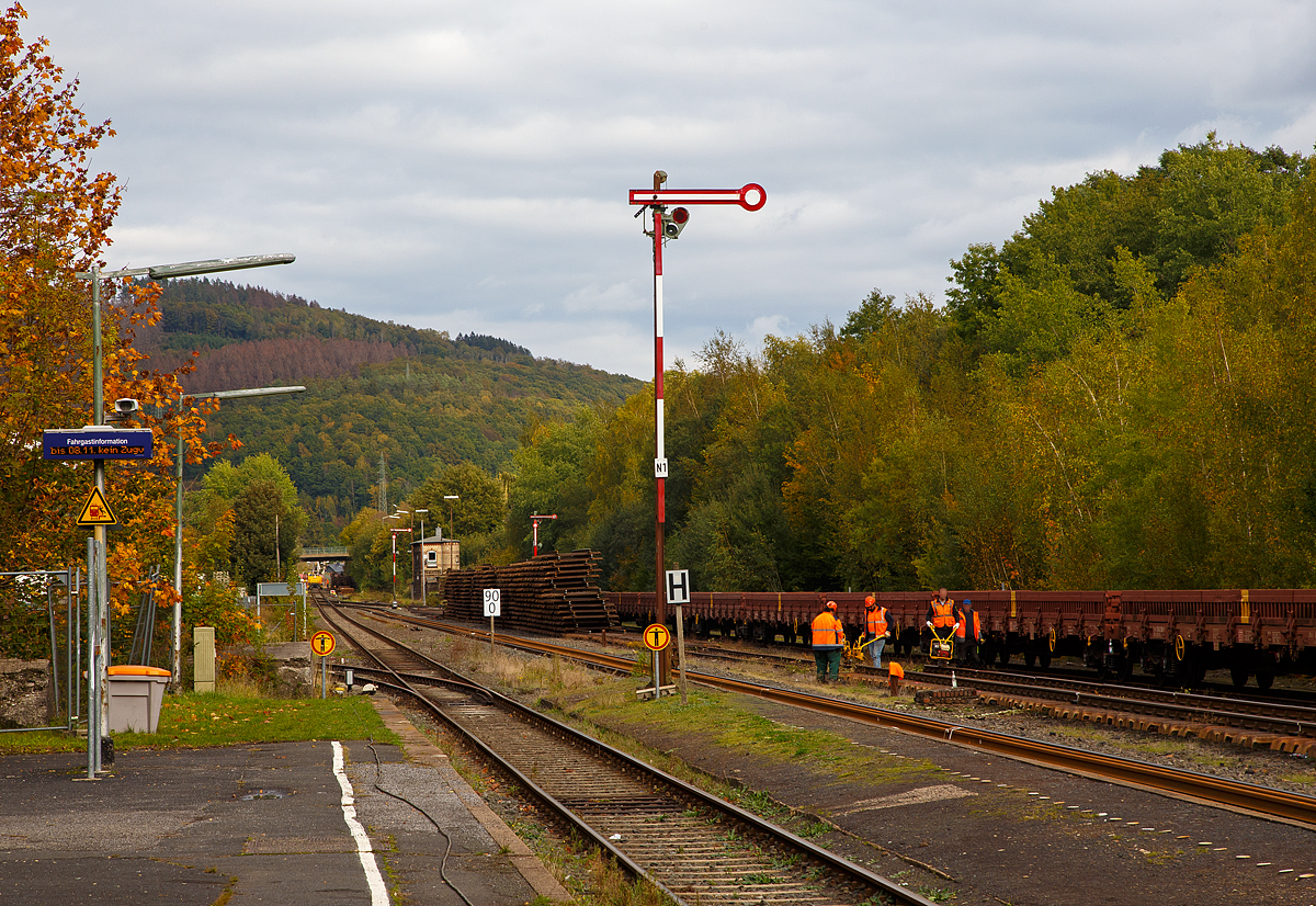 
Im Bahnhof Herdorf (auf Gleis 3) werden die alten Gleisstücke demontiert (Mutter werden alle gelöst), hier am 11.10.2020. Später packt ein ZW-Bagger die losen Schienen und Stahlschwellen weg. 