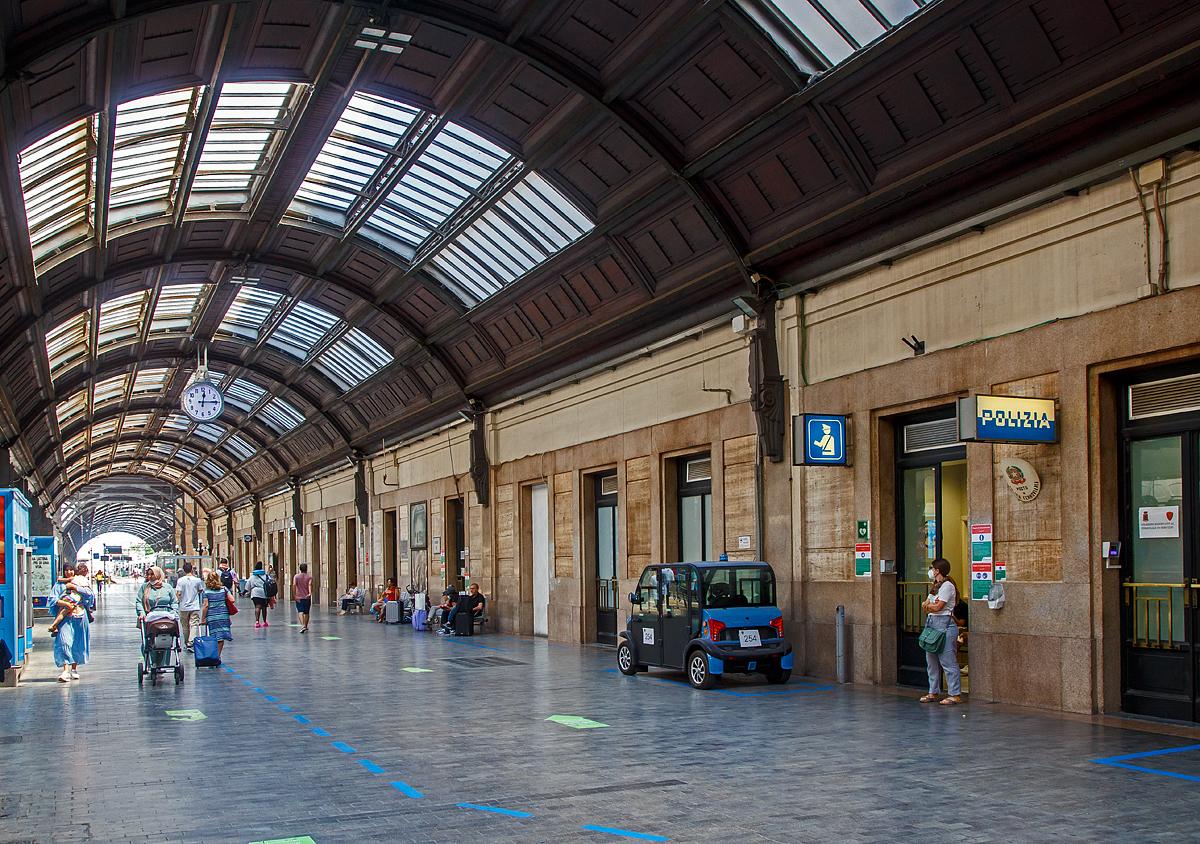 Im Bahnhof Milano Centrale am 12.07.2022.
Hier der Übergang von den Haupt-Kopfgleisen (03 bis 21) zu den Neben-Kopfgleisen (23 und 24).
