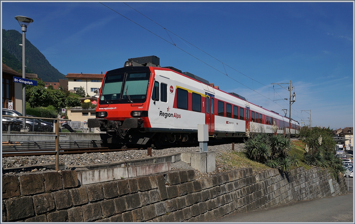 Im Bahnhof von St-Gingolph wartet ein Walliser Regio Alp Domino auf die Abfahrt als Regionalzug 6115 nach Brig. Zwischen der Ankunft um xx:06 und der Rückfahrt um xx:52 ist die Wendezeit äusserts grosszügig bemessen, so dass fast immer ein Zug im Bahnhof von St-Gingolph (Suisse) steht.

24. Juni 2019