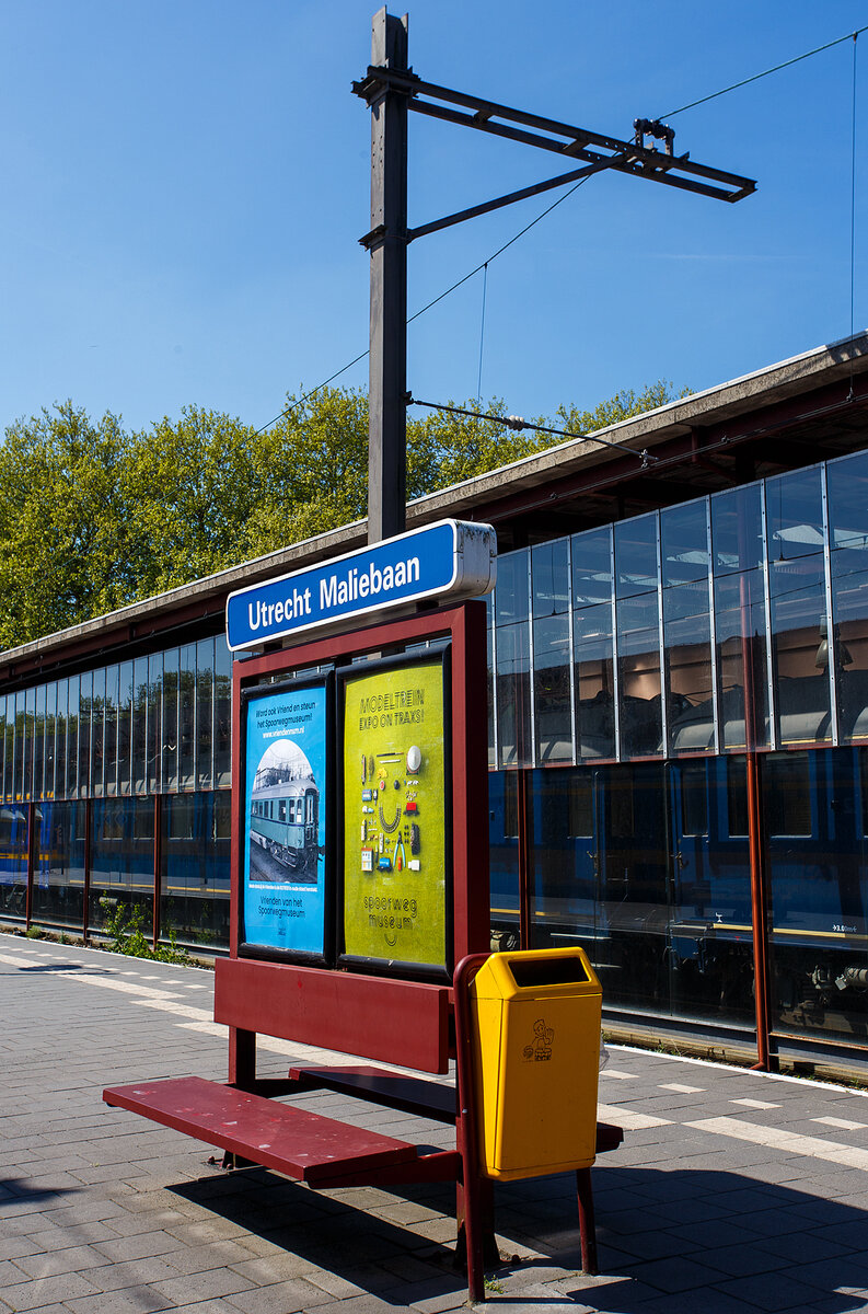 Im Bahnhof Utrecht Maliebaan am 29 April 2025, seit 1954 ist hier auch das NSM - Nederlands Spoorwegmuseum / Niederländischen Eisenbahnmuseum (seit 2005 Het Spoorwegmuseum) untergebracht. Rechts das Gleis 2 ist noch aktiv, hierher betreibt die Nederlandse Spoorwegen einen Pendelverkehr von Utrecht Centraal.