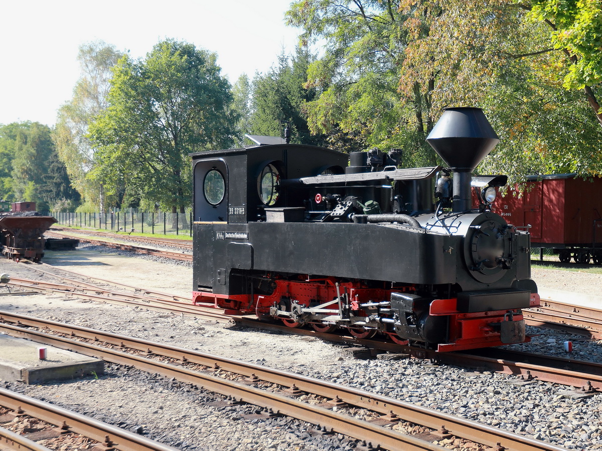 Im Bahnhof Wei�wasser steht abgestellt 99 3318-5 am 03. Oktober 2015.