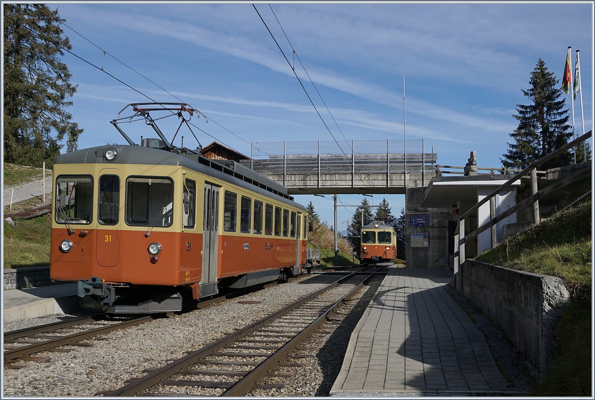 Im Bahnhof Winteregg kreuzen sich die beiden Be 4/4 31 nach Grütschalp und Be 4/4 21 nach Mürren. 

16. Okt. 2018