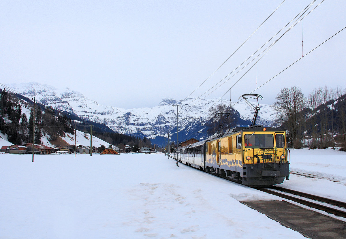 Im diesigen Föhn-Wetter kommt der Zug mit den beiden GDe4/4 6003 und 6005 in der Haltestelle Boden bei Lenk an. 4.Februar 2021
