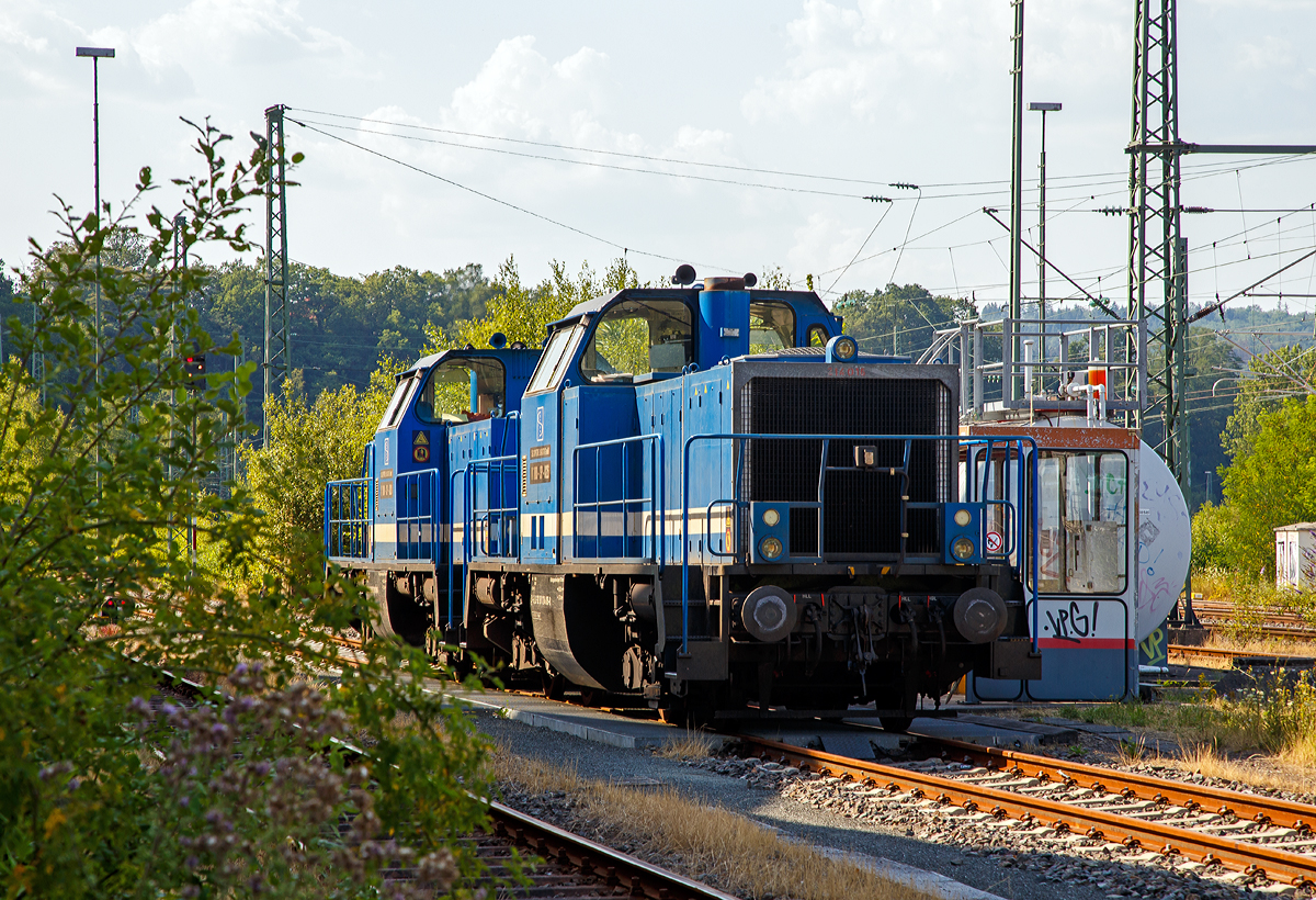 Im Doppelpack in Betzdorf (Sieg) an der Tankstelle am 25.07.2019, die  V100-SP-026 (92 80 1214 016-8 D-SLG) und die V100-SP-028 (92 80 1214 018-4 D-SLG) der SLG - Spitzke Logistik GmbH. Leider waren die Tanks bereits gefüllt als ich ankam, so konnte ich sie hier nur von dieser Seite erwischen, dafür konnte ich sie kurzdarauf nochmal einfangen.

Die Loks (Umbau aus ex DB V 100.20):
Vorne die V100-SP-026 alias 214 016-8 wurde als DB V 100 2152 von Henschel 1964 unter der Fabriknummer 30838 gebaut. Zum 01.01.1968  erfolgte die Umzeichnung in DB 212 152-3, als diese fuhr sie bis zur Ausmusterung 1997. 
Hinten die V100-SP-028 alias 214 018-4 wurde als DB V 100 2157 ebenfalls von  Henschel 1964 unter der Fabriknummer 30843 gebaut. Zum 01.01.1968  erfolgte die Umzeichnung in DB 212 157-2, als diese fuhr sie bis zur Ausmusterung 2001.

Im Jahr 2002 gingen beide V 100.20 an ALS - ALSTOM Lokomotiven Service GmbH in Stendal, dort wurden sie 2008 bzw. 2009 gemäß Umbaukonzept  BR 214  umgebaut. 2009 gingen beide Loks an die DB Regio AG - Regio Mittelfranken in Nürnberg  als DB 214 016-8 und DB 1214 018-4.  Im Jahr 2016 kaufte die Spitzke Logistik GmbH beide Los.

Das Umbaukonzept  BR 214 
Ab November 2006 wurde von Alstom und der Gmeinder Lokomotivfabrik Mosbach ein Modernisierungskonzept für die Lokomotiven der ehemaligen Baureihe V 100.20 der DB entwickelt. Auf der Transport & Logistik München im Juni 2007 wurde der Prototyp 214 001 präsentiert, beschriftet als 212 197 der Nordbayerischen Eisenbahn (NBE). Die Bauartzulassung durch das Eisenbahnbundesamt wurde am 20. Mai 2008 erteilt, zugleich die Bezeichnung als Baureihe 1214 im EBA-Fahrzeugregister festgelegt. Für den Umbau werden nur die Rahmen und Drehgestelle bisheriger V 100 nach Aufarbeitung weiterverwendet. Der niedrigere Fahrzeugaufbau ist komplett neu und kantiger ausgefallen. Angetrieben werden die Loks vom neuen Caterpillar-Motor 3508 BSC (970 kW). 

Technische Daten der BR 214:
Spurweite: 1.435 mm (Normalspur)
Achsfolge:  B´B´
Länge über Puffer: 12.300 mm
Drehzapfenabstand: 6.000 mm
Drehgestellachsstand: 2.200 mm
Größte Höhe über SOK: 4.260 mm
Breite: 3.100 mm
Treibraddurchmesser:  950 mm (neu) / 870 mm (abgenutzt)
abgenutzt
Dienstgewicht mit 2/3 Vorräten: 65 t
Höchstgeschwindigkeit: 100 km/h
Motor: Caterpillar V-8-Viertakt-Dieselmotor mit Turboaufladung und Ladeluftkühlung, vom Typ CAT 3508 B SC
Motorhubraum: 	34,5 l (Bohrung 170 mm x Hub 190 mm)
Motorgewicht: ca. 4.300 kg
Motornenndrehzahl : 1.800/min
Motorleistung:  970 kW
Antriebsleistung:  957 kW
Max, Anfahrzugkraft: 210 kN
kleinster befahrbarer Gleisbogen: 100 m
