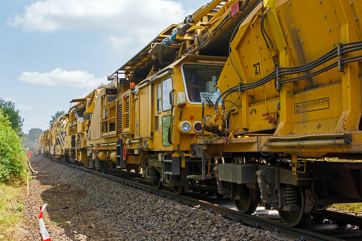 Im Einsatz auf der Hellertalbahn (KBS 462) bei Würgendorf am 15.07.2013: Die Plasser & Theurer Hochleistungs-Bettungsreinigungsmaschine RM 95-800 W, Schweres Nebenfahrzeug Nr. 99 80 9414 001-4 D-MWGB, der MGW Gleis- und Weichenbau-Gesellschaft mbH & Co. KG (Berlin). 

Diese  4-teilige Grundmaschine (ohne Abwasserkläranlage und Wasserwagen) wurde 2010 unter den Fabriknummern 5221 bis  5224 bei Plasser & Theurer gebaut.  Zwar ist es möglich den Altschotter zu waschen, dies wurde hier jedoch nicht gemacht. Die Maschine war hier auch ohne Abwasserkläranlage (99 80 9510 002-6) und Wasserwagen (37 80 4961 099-1) im Einsatz.

Im Rahmen der kompletten Schotteraufbereitung wird das sogenannte Feinkorn separiert und nur noch dieses muss abtransportiert werden. Der zur Wiederverwendung vorgesehene Schotter wird gewaschen, wieder angeschärft und anschließend in das Gleisbett eingebracht. Durch diese Maßnahmen wird eine bessere Qualität des Schotterbetts und eine längere Liegedauer gewährleistet. Optional kann jedoch auch Neuschotter zugemischt werden. Durch diese besondere Konzeption der Maschine tritt nicht nur eine erhebliche Kosteneinsparung ein, sondern auch die mit dem geringeren Transportaufwand verbundenen Emissionen werden erheblich reduziert.

Technische Daten der Grundmaschine:
Eigengewicht : 427.000 kg (ohne Klärwagen)
Länge über Puffer:  114.980 mm
Drehzapfenabstände: 15.000/25.500/14.500/ 16.000/10.000/10.500 mm
Höhe: 4.295 mm
Breite: 3.250 mm
Anzahl der Achsen: 22 
Höchstgeschwindigkeit in Eigenfahrt : 19 km/h
Höchstgeschwindigkeit  geschleppt:  100 km/h
Radsatzlast: 22,5 t
Streckenklasse: D4  oder höher
Minimal befahrbarer Kurvenradius: 150 m
Minimal bearbeitbarer Kurvenradius: 200 m
Reinigungsleistung: bis 800 m³/h (nur Reinigung)
Reinigungsleistung: bis 300 m³/h (Vollaushub mit Waschbetrieb)