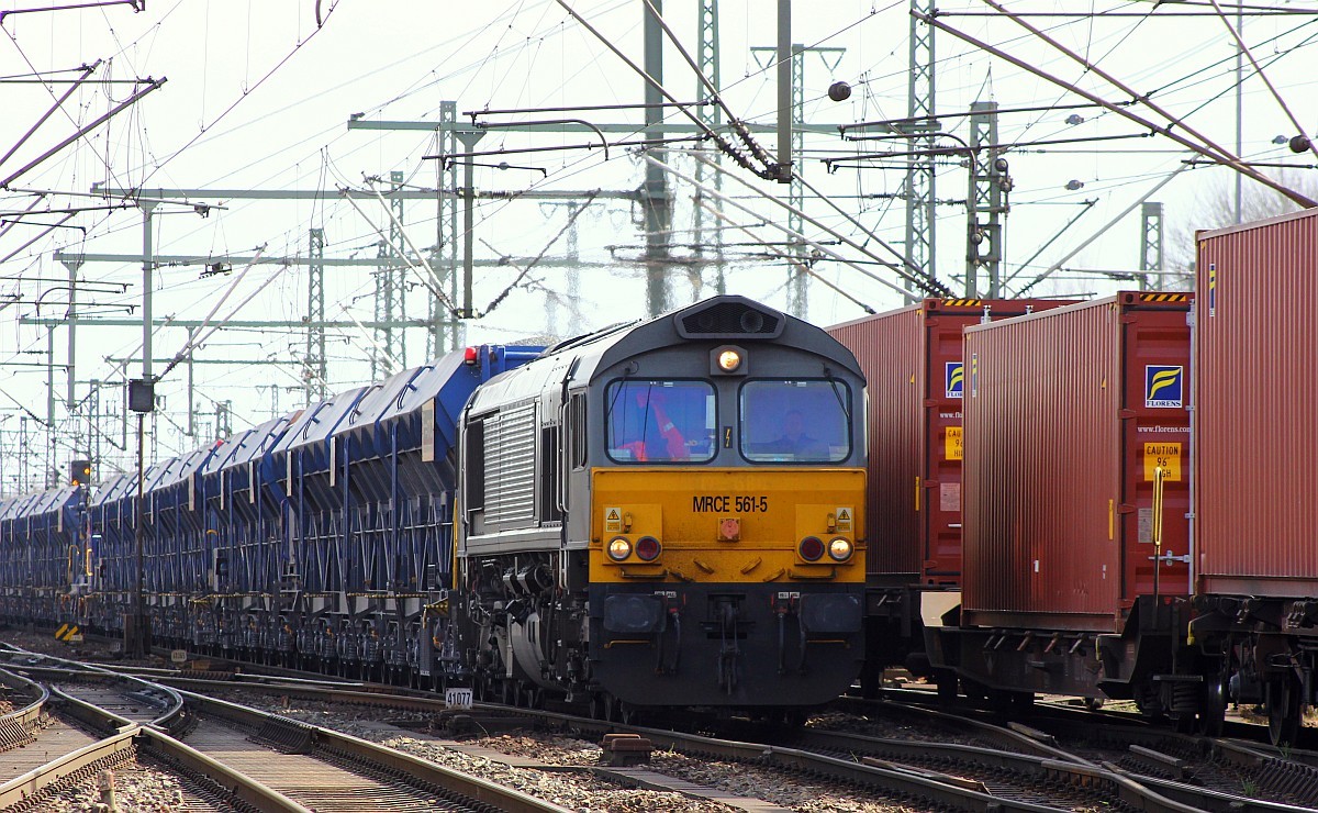 Im Einsatz für HHPI unterwegs zieht hier die MRCE 561-5/266 042-1 den Baustoffzug(6 Faeeprrs912 Einheiten a 5 Wagen und der Entladeeinheit auf einem Sgns Tragwagen)durch Hamburg-Harburg. 01.04.2015