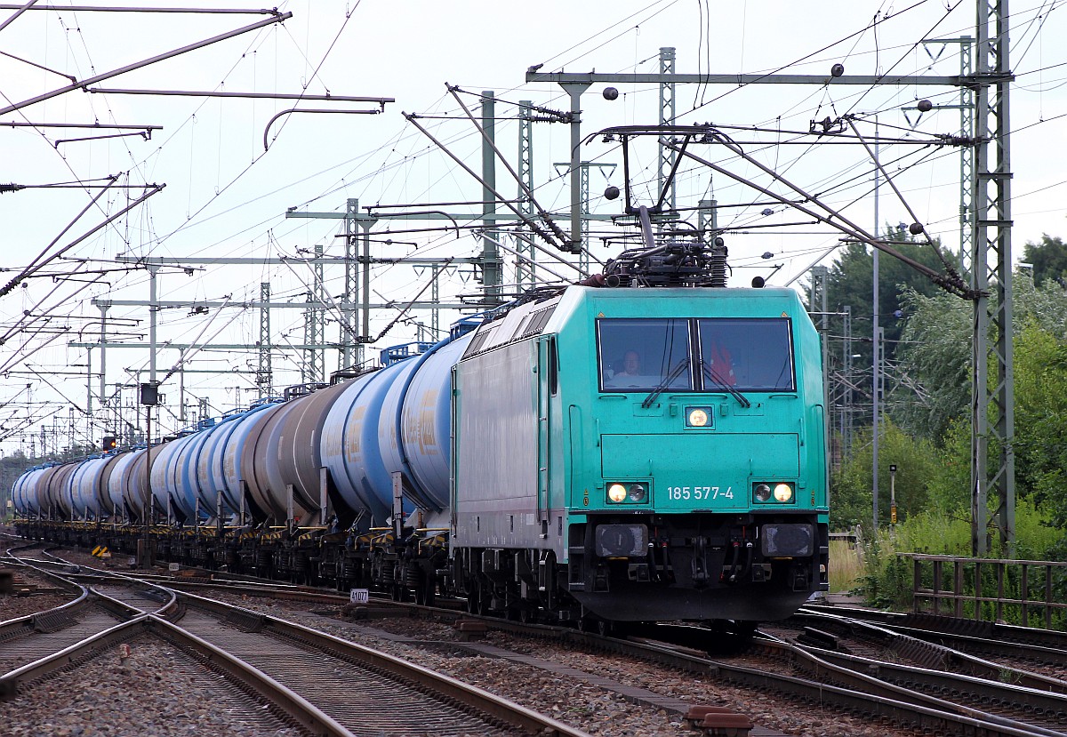 Im Einsatz für die IGE rumpelt die 185 577-4 mit einem KeWa-Zug durch Hamburg-Harburg. 26.07.2015