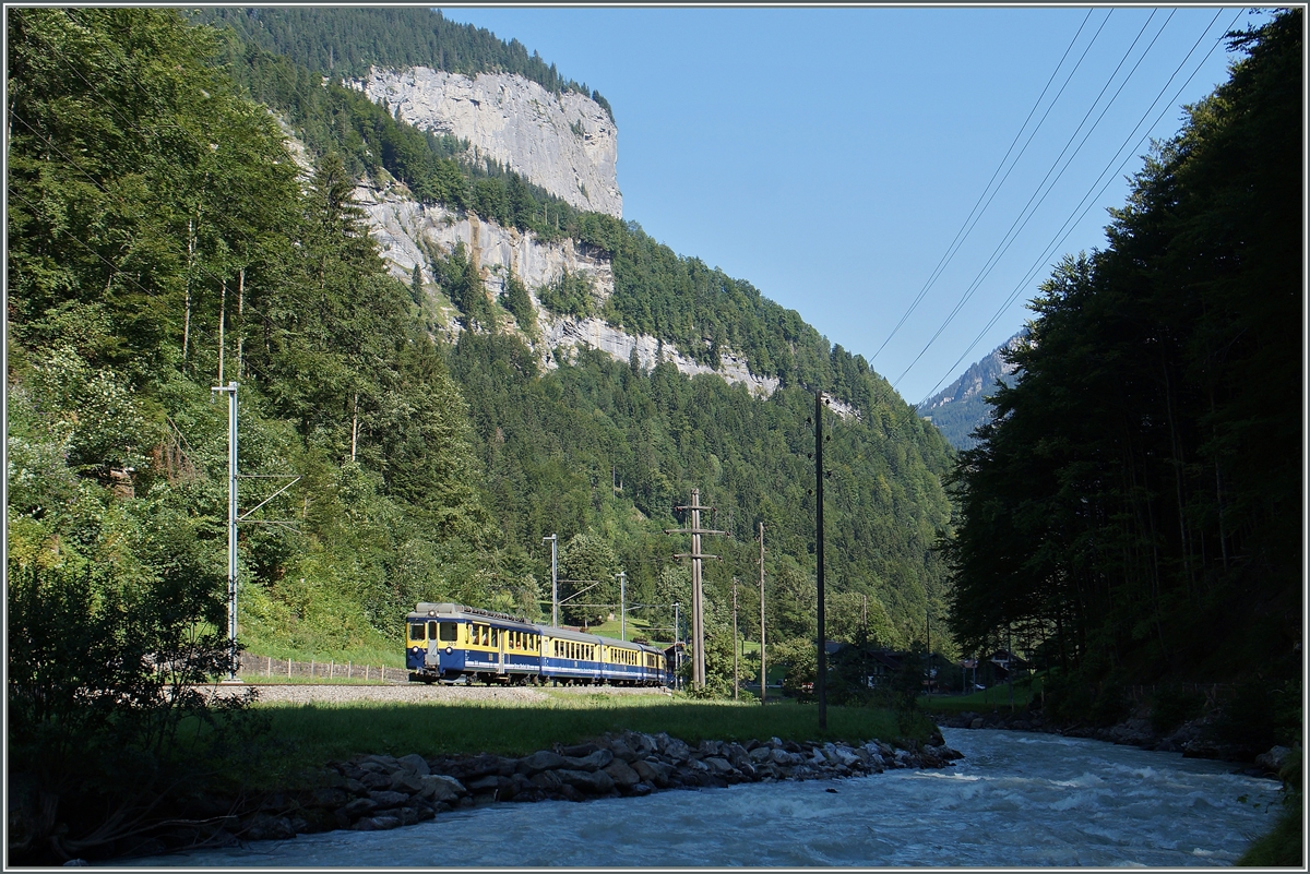 Im engen Tal bei Sandweid hlt sich der Schatten fast bis zum Mittag. Doch der BOB Regionalzug 153 nach Lauterbrunnen mit dem ABeh 4/4 305 an der Spitze hat den Schatten schon hinter sich gelassen. 7. August 2015