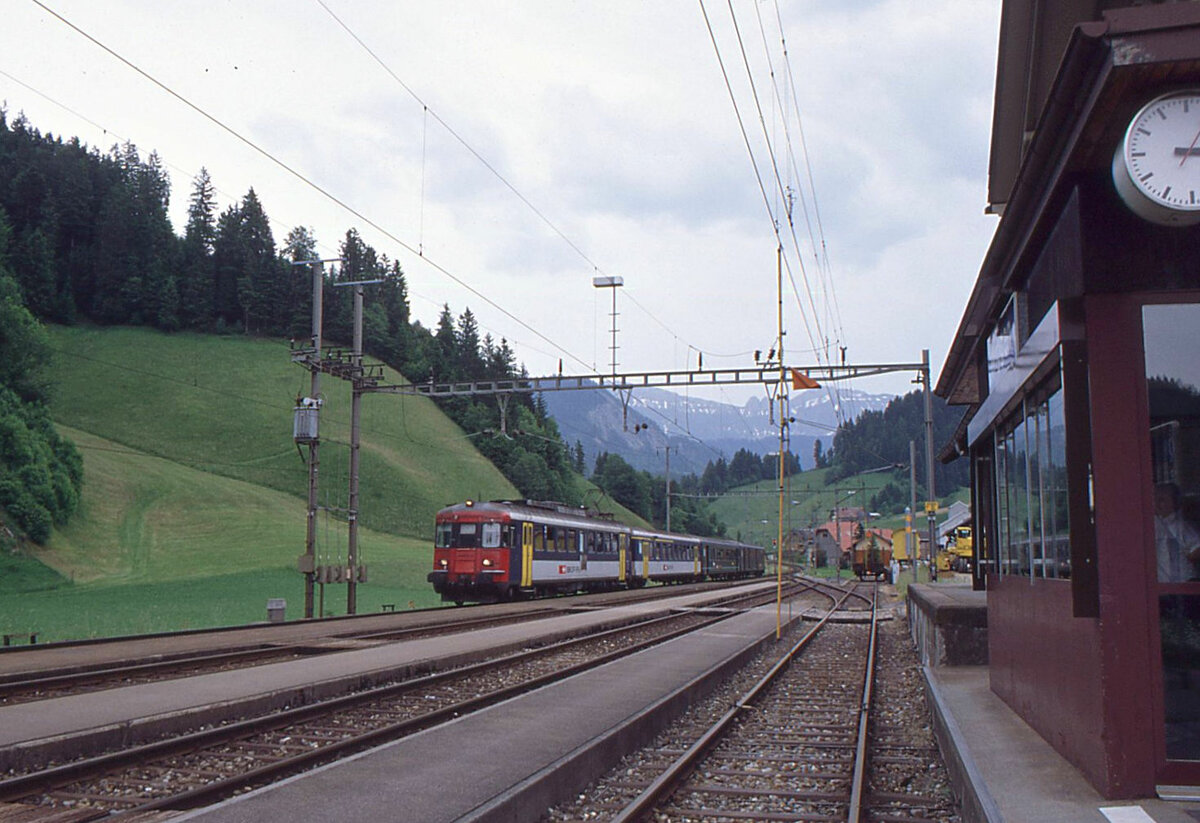 Im Entlebuch: Ein typischer Regionalzug aus früheren Zeiten in Wiggen, der einstigen Endstation des Dienstes aus Bern und dem Emmental. Heute wird Wiggen nicht mehr bedient. Triebwagen RBe 540 018 mit je einem AB EW I (in NPZ-Farben) und B EW II und einem Steuerwagen Dt EW II. 6.Juni 1998  
