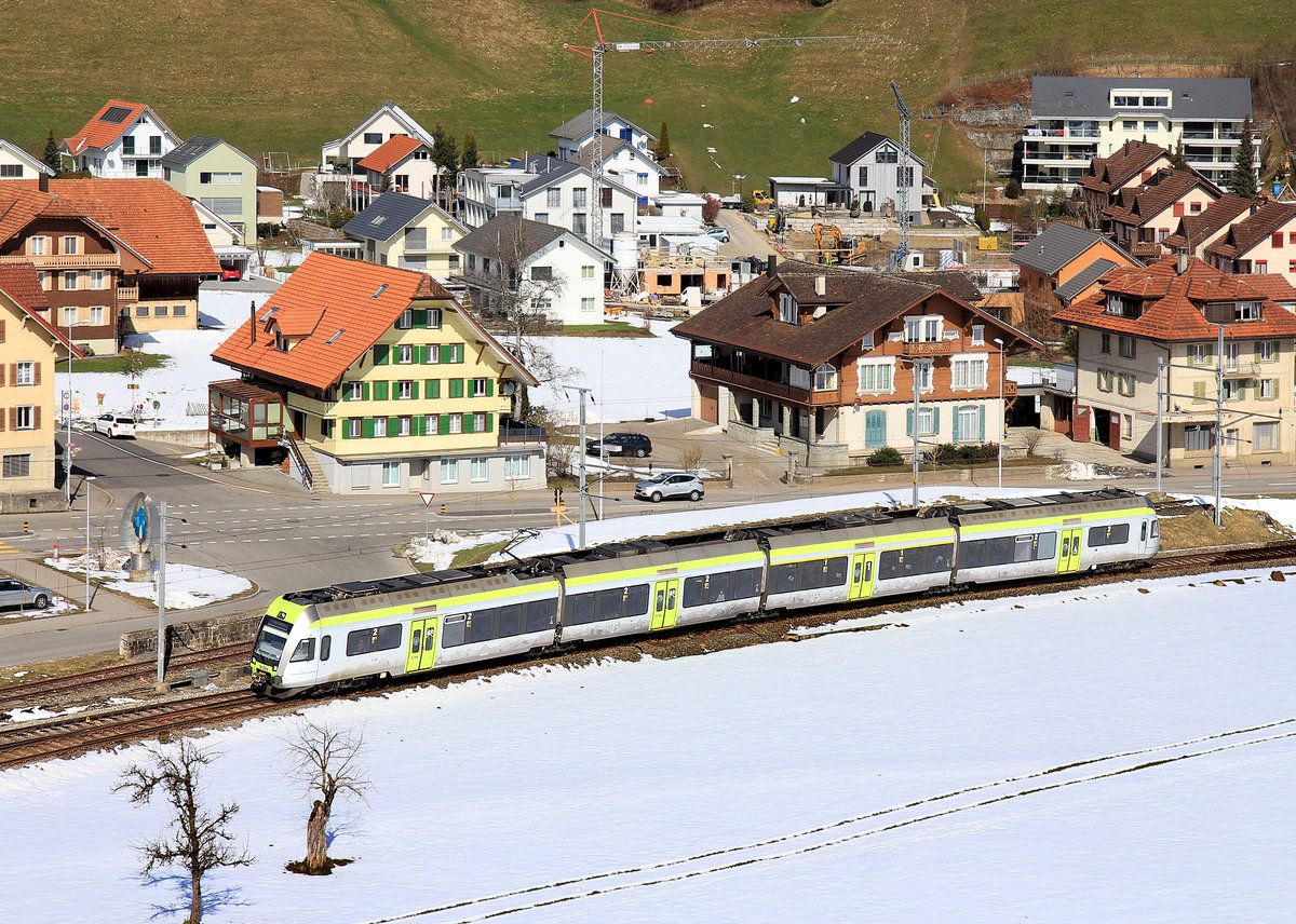 Im Entlebuch: Einfahrt des BLS Lötschberger Nr. 105 als S6 (Stadtbahn Luzern, von Luzern nach Langnau im Emmental) in Escholzmatt. 25.März 2021 