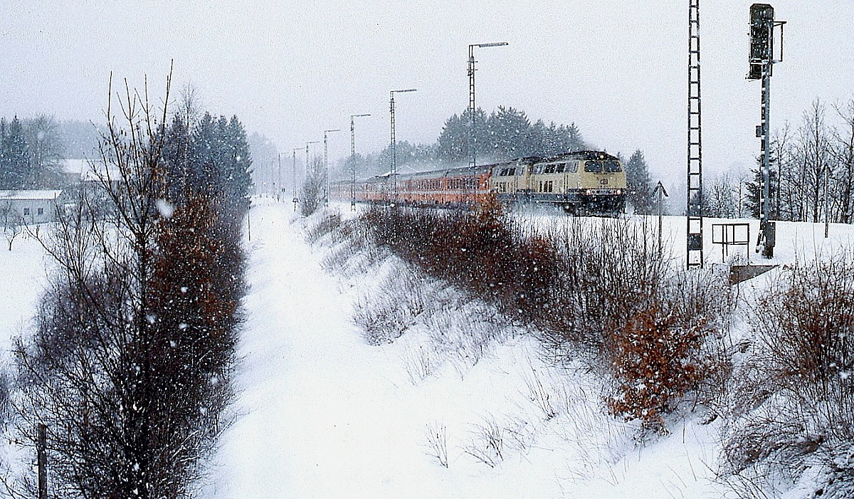 Im Februar 1983 durchfahren zwei 218 mit einem Schnellzug aus der Schweiz bei heftigen Schneetreiben den Bahnhof Röthenbach, im Vordergrund die Trasse der ehemaligen Nebenbahn Röthenbach - Weiler