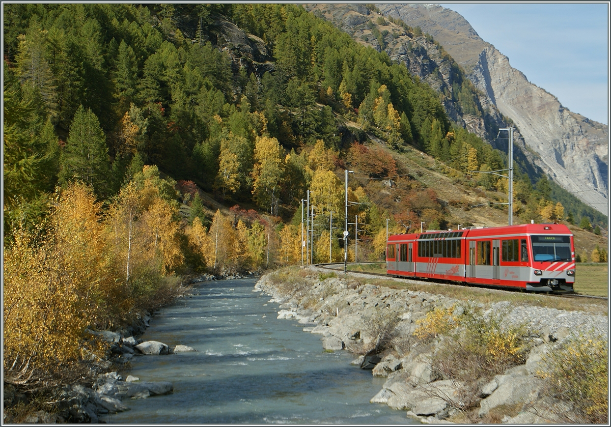 Im flachen Abschnitt vor Tsch hingegen gibt es unzhlige Mglichkeiten, die Zge der MGB zu fotografieren und besonders ab Mittag ist das Licht dort auch sehr gut.
Ein Zermatt Shuttle kurz vor Tsch.
21. Okt. 2013