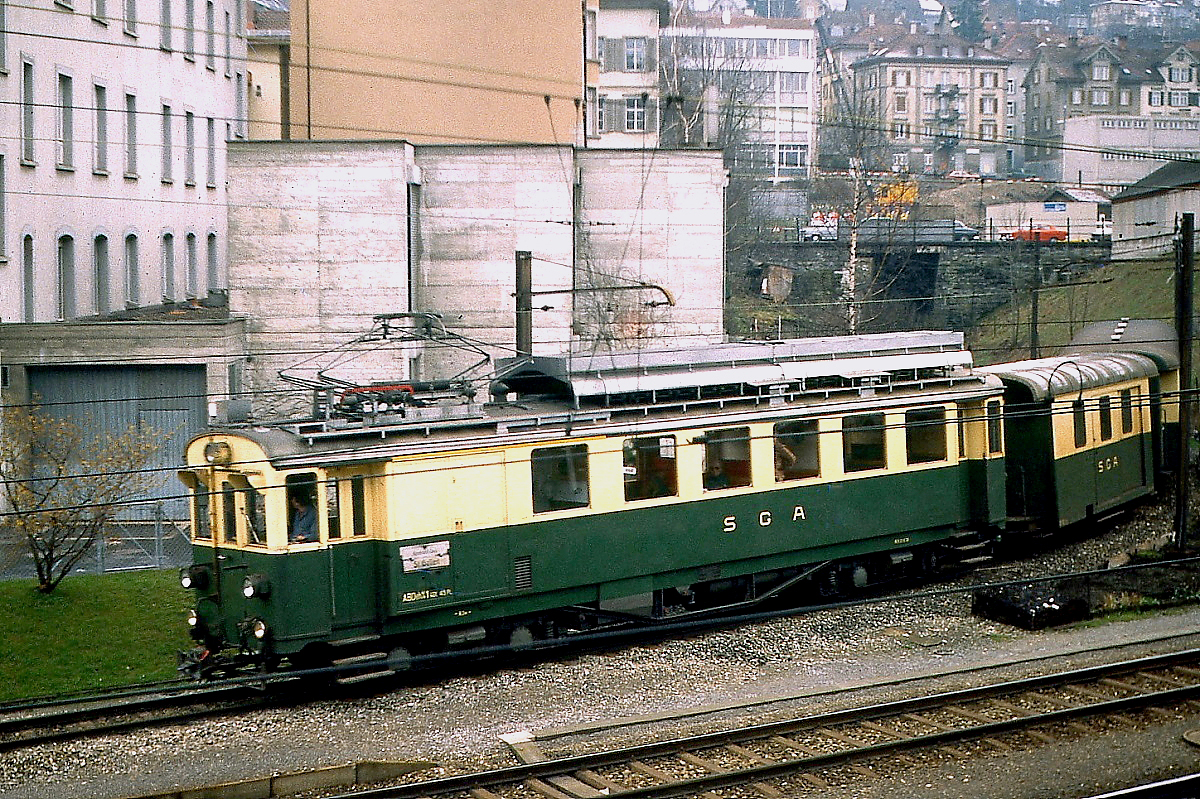 Im Frühjahr 1979 hat der ABDeh 4/4 1 der SGA (St. Gallen-Gais-Appenzeller Bahn) auf seiner Fahrt von Appenzell nach St. Gallen fast sein Ziel erreicht. Die SGA fusionierte am 01.01.1988 mit der Appenzeller Bahn zu den Appenzeller Bahnen.