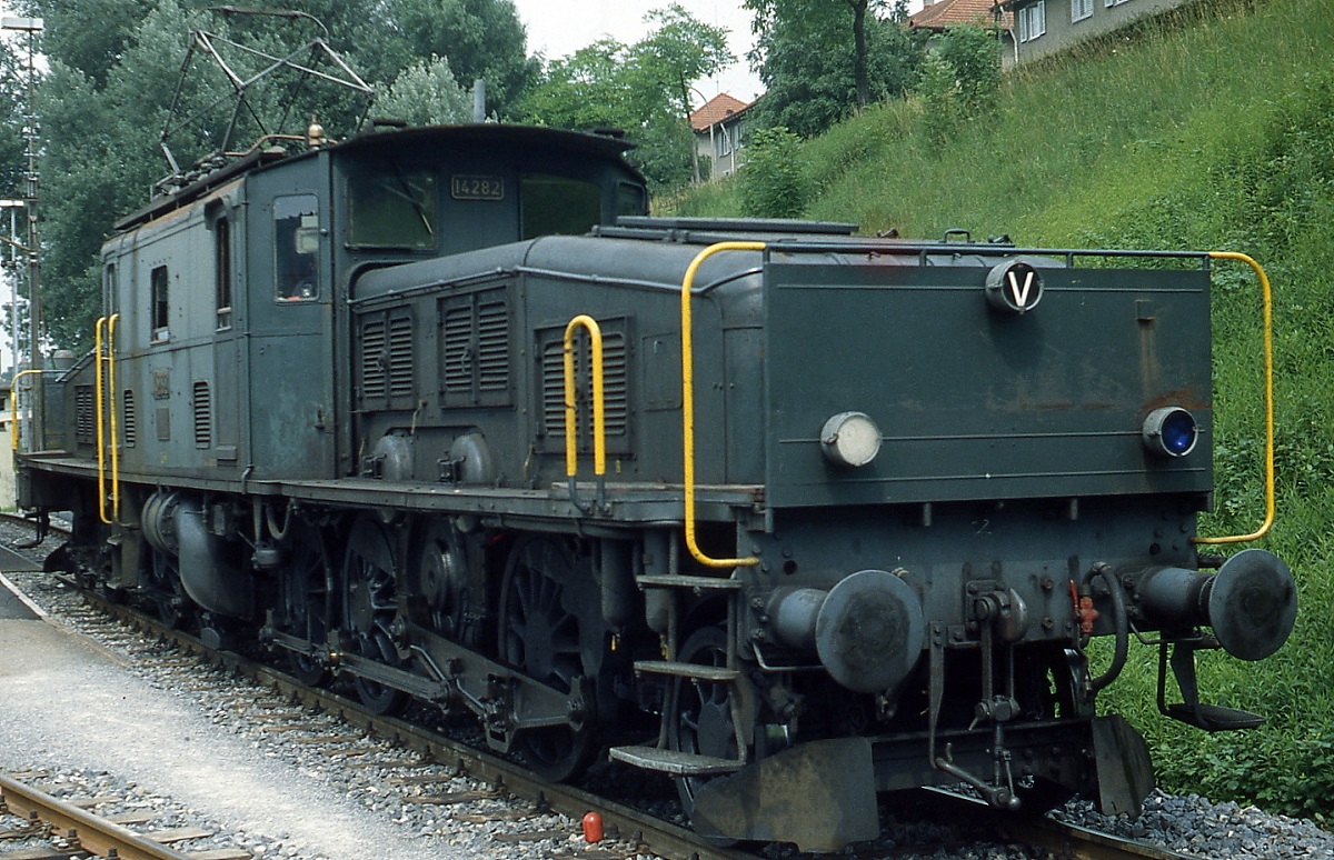 im Frühjahr 1979 legt Ce 6/8 II 14282 eine Pause zwischen den Rangierarbeiten in Winterthur ein