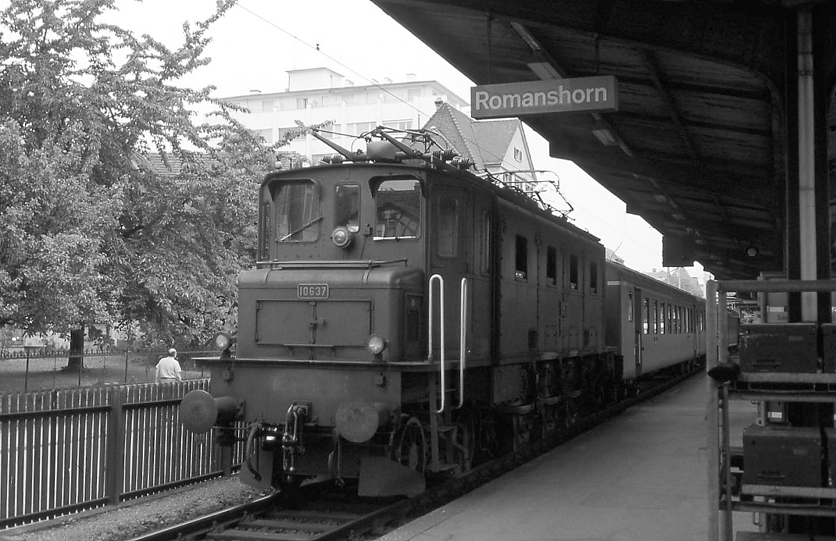 Im Frühjahr 1979 steht die Ae 3/6 I 10637 mit einem Personenzug abfahrbereit im Bahnhof Romanshorn